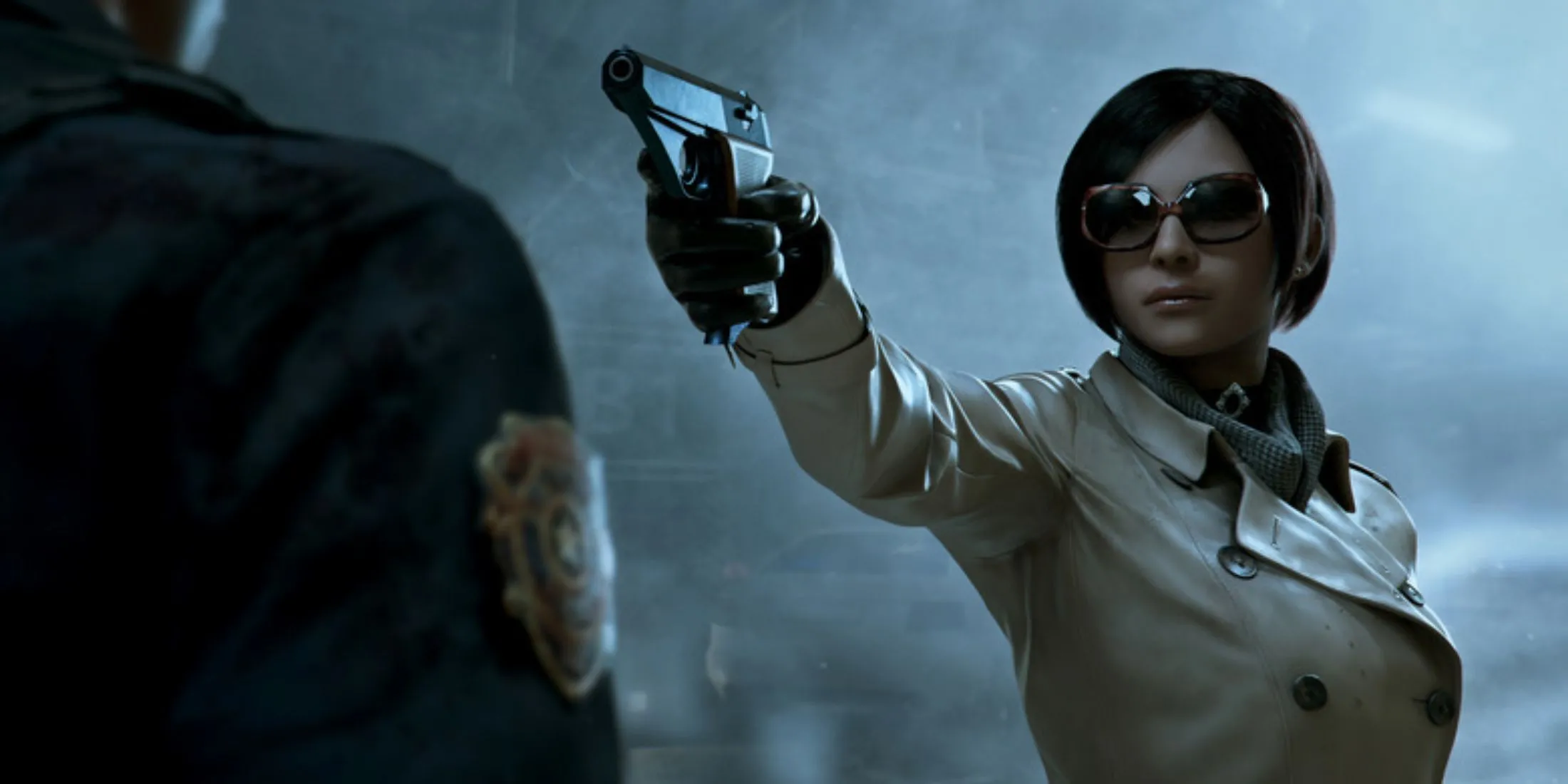 Ada Wong mặc áo khoác và đeo kính, chĩa súng vào Leon trong Resident Evil 2 Remake