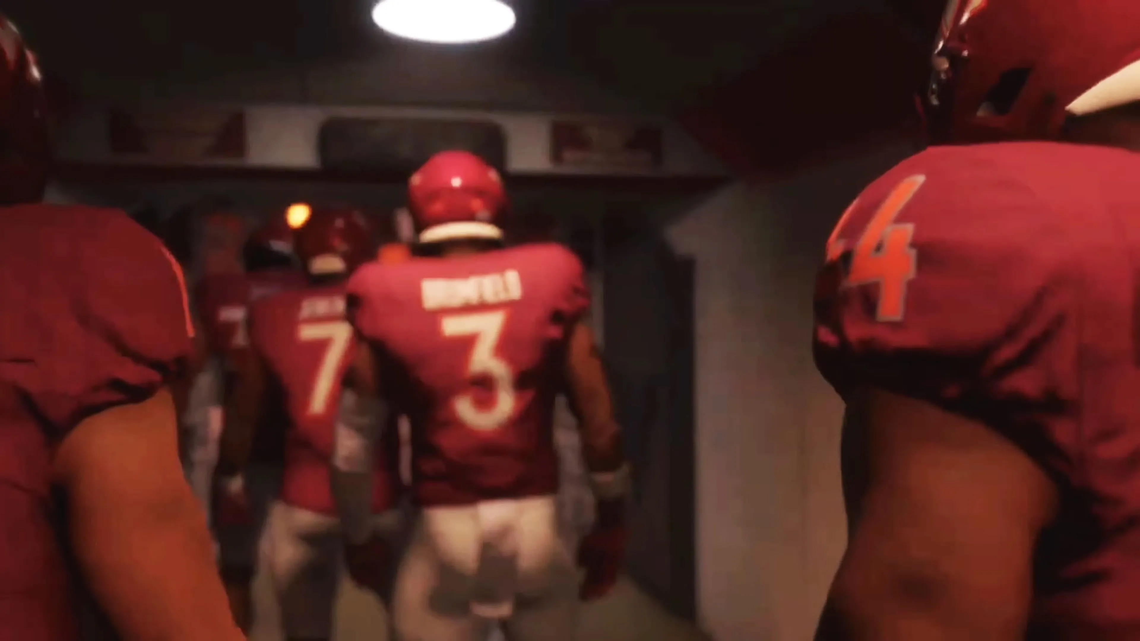 Các cầu thủ ăn mừng hoặc chuẩn bị cho pha bóng trong game College Football 26.
