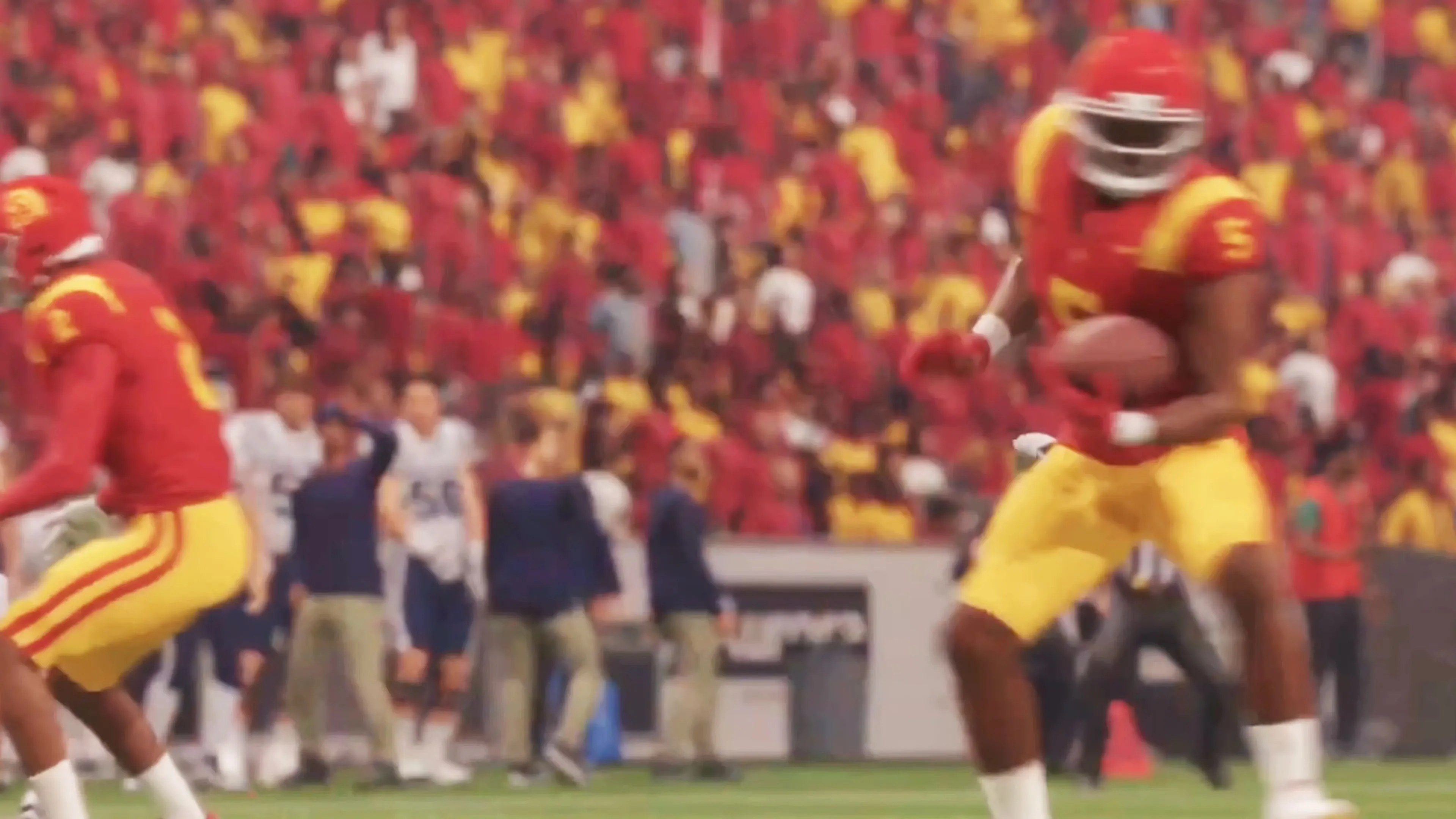 Cầu thủ bứt tốc với trái bóng bầu dục trong College Football 26.