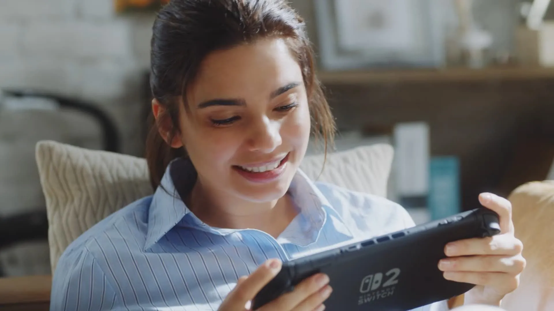 Chế độ cầm tay của Nintendo Switch 2, minh họa tính di động và khả năng chơi game linh hoạt mọi lúc mọi nơi, yếu tố góp phần vào thành công doanh số kỷ lục của console.