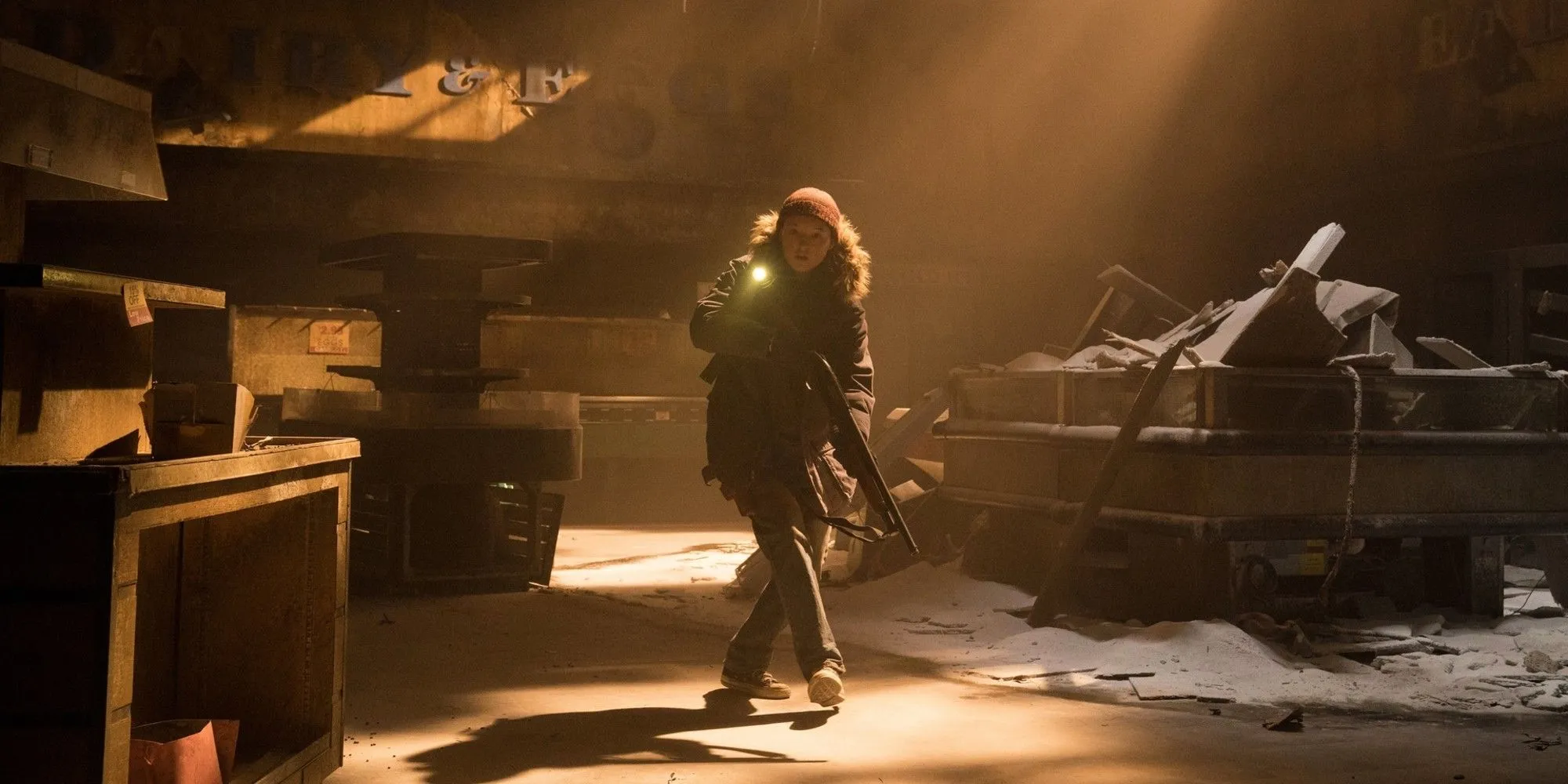 Ellie lang thang trong tòa nhà hoang tàn với súng trong The Last of Us Mùa 2.