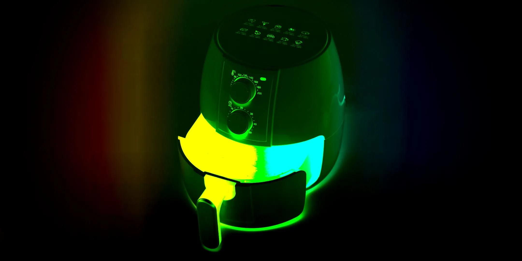 Một chiếc nồi chiên không dầu được chỉnh sửa với tông màu tối và dải đèn LED RGB neon rực rỡ bên trong và xung quanh, thể hiện ý tưởng về nồi chiên không dầu phong cách gaming.