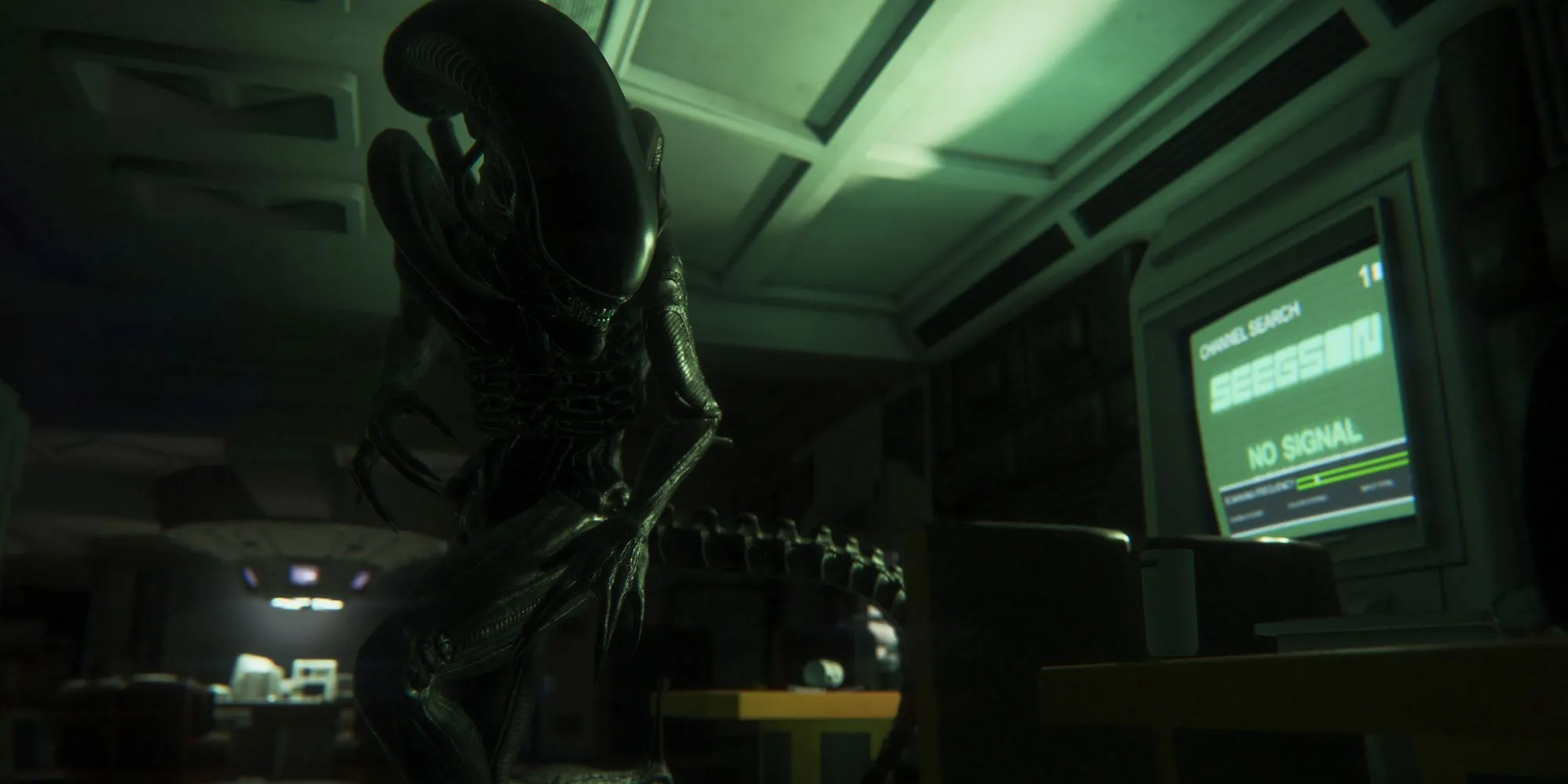 Amanda Ripley ẩn mình khỏi Xenomorph đang săn lùng trong hành lang tối tăm của Alien Isolation