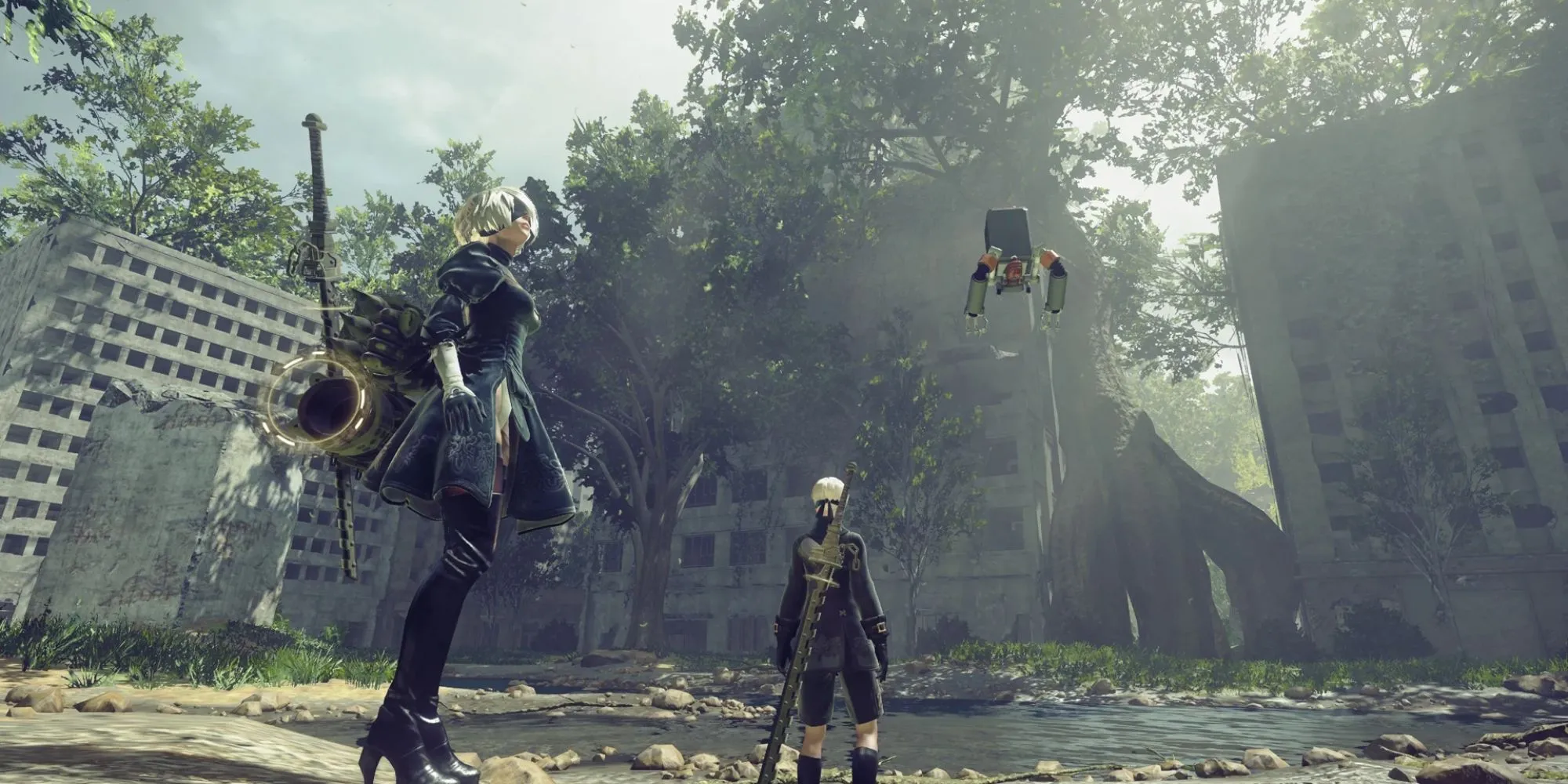 Hai android 2B và 9S trong NieR: Automata đứng giữa tàn tích của một thành phố hậu tận thế, bầu không khí u ám