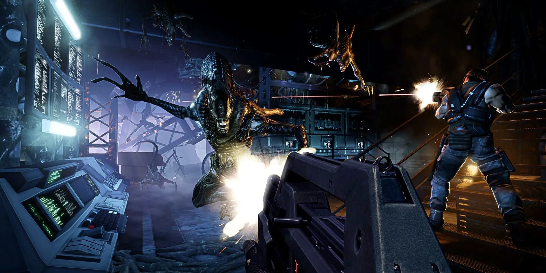 Một Xenomorph lao vào tấn công, tái hiện nỗi kinh hoàng từ bộ phim Aliens nhưng lại không đạt được kỳ vọng trong game Colonial Marines