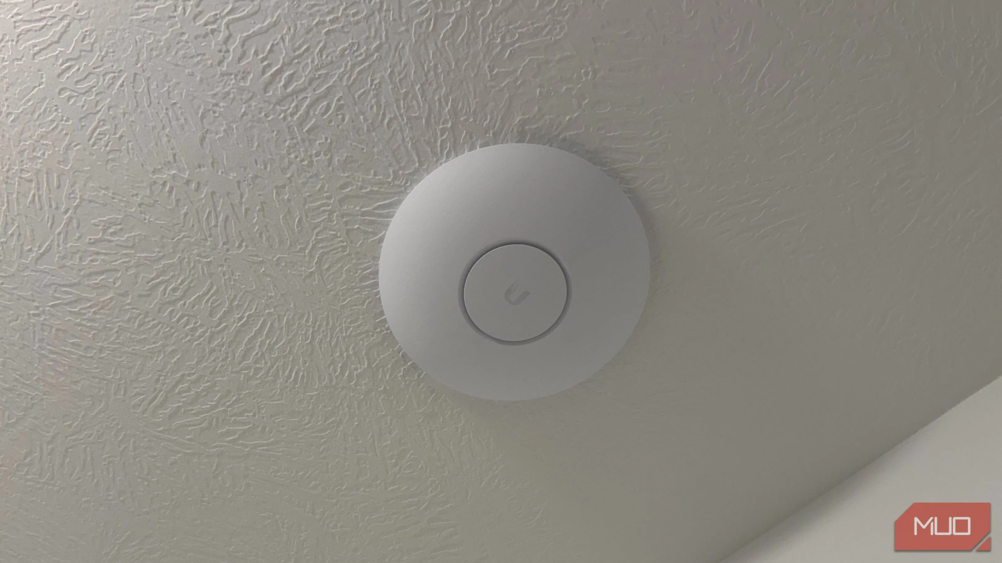 Access point Ubiquiti gắn trần — cảnh báo về xung đột khi các AP trùng kênh