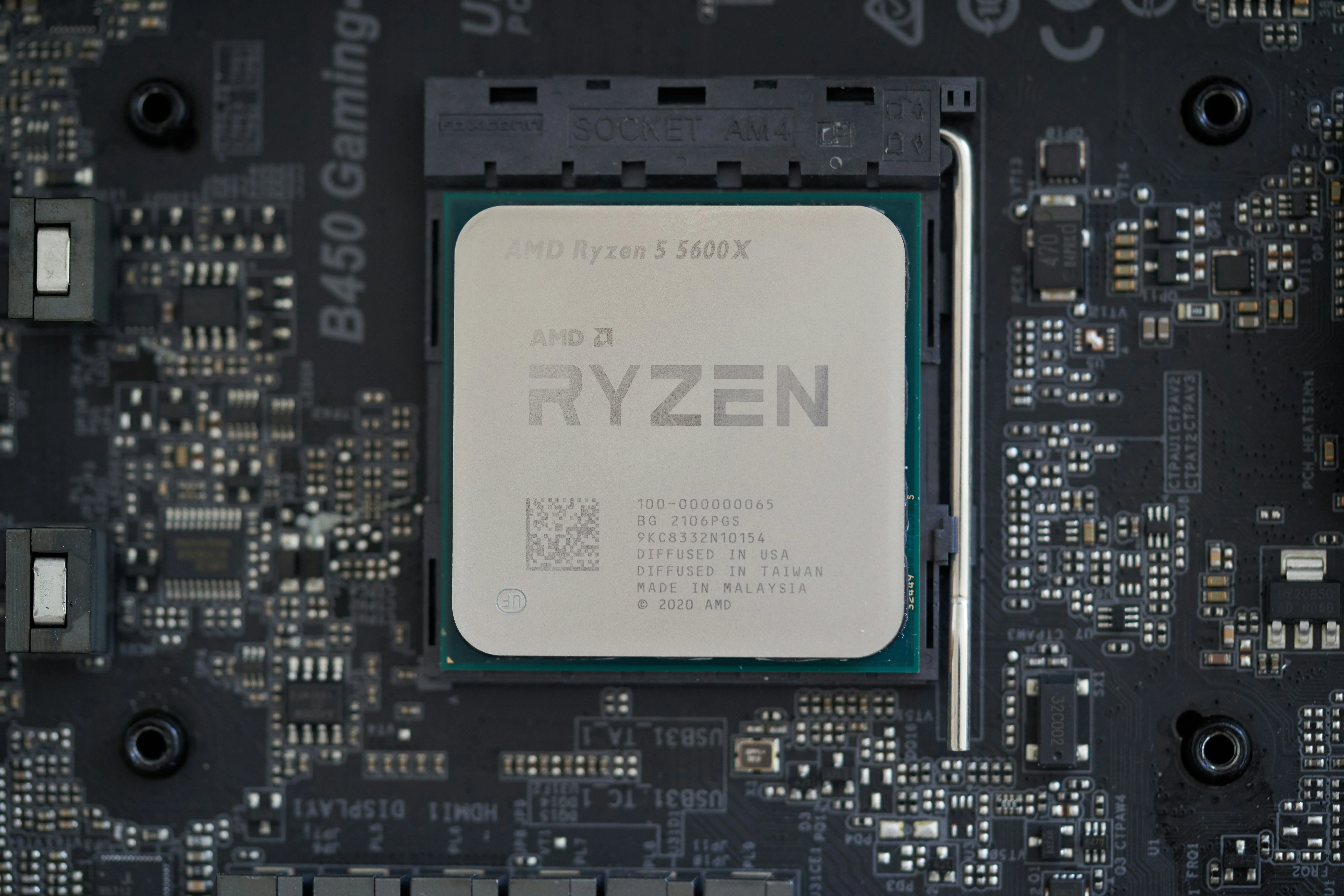 AMD Ryzen 5 5600X gắn trên bo mạch, biểu tượng của hiệu suất cân bằng và khả năng ép xung cho dàn chơi game tầm trung.