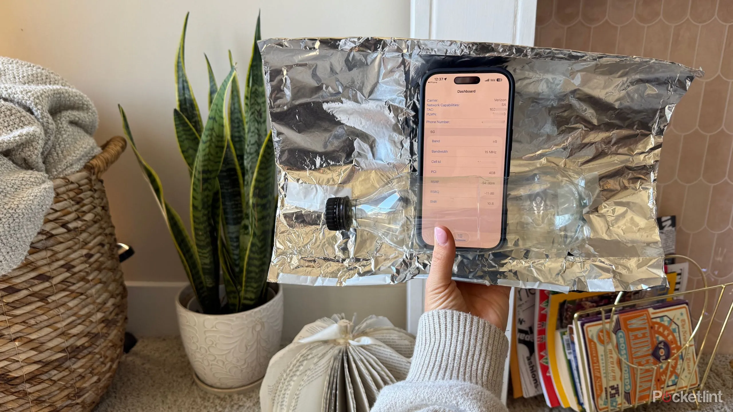 Ảnh minh họa: giấy bạc như một bộ khuếch đại tạm bợ, hiệu quả trong điều kiện lý tưởng nhưng mong manh.