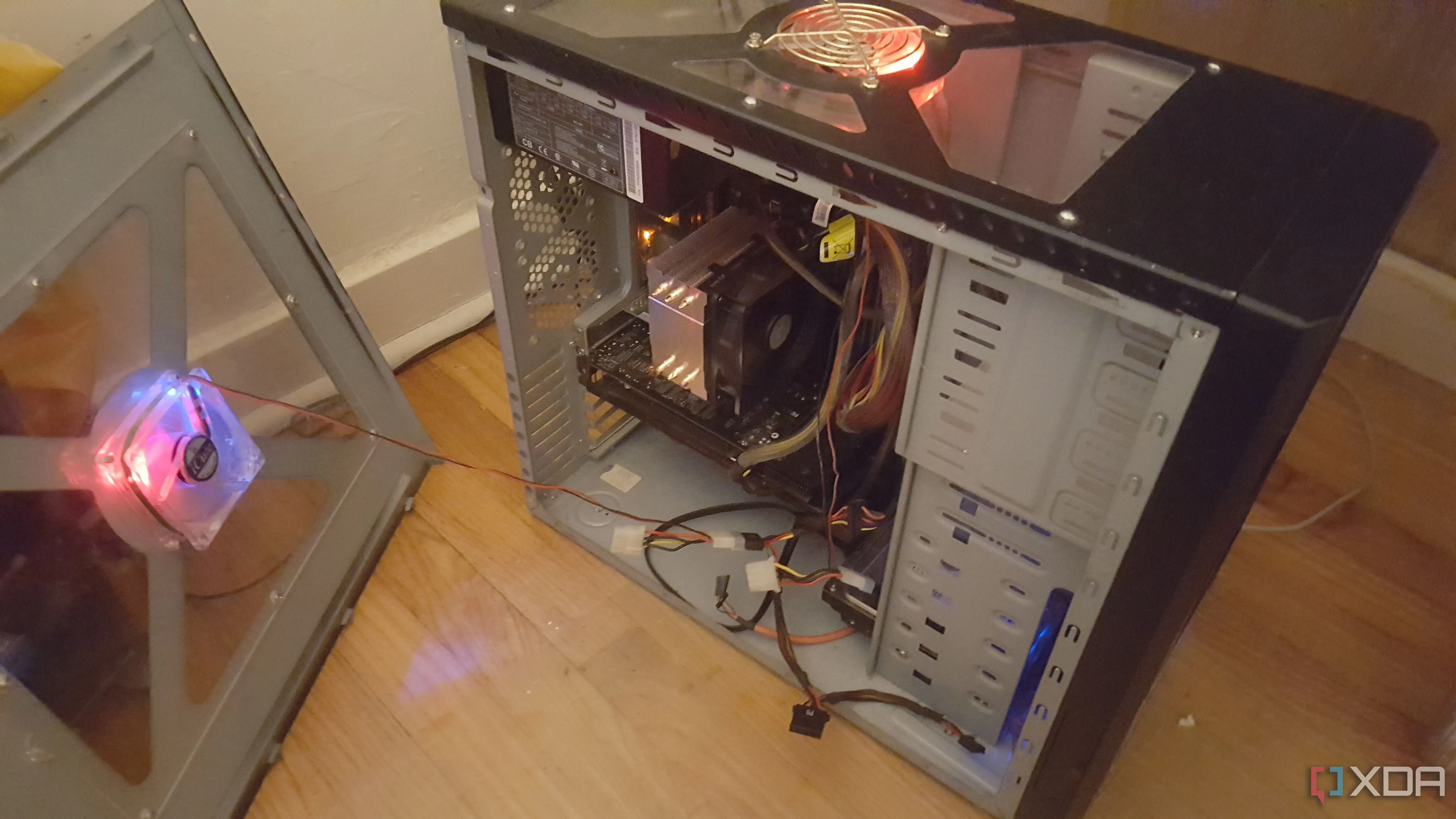 Ảnh một bản build PC cũ với dây cáp lộn xộn và khung thép truyền thống