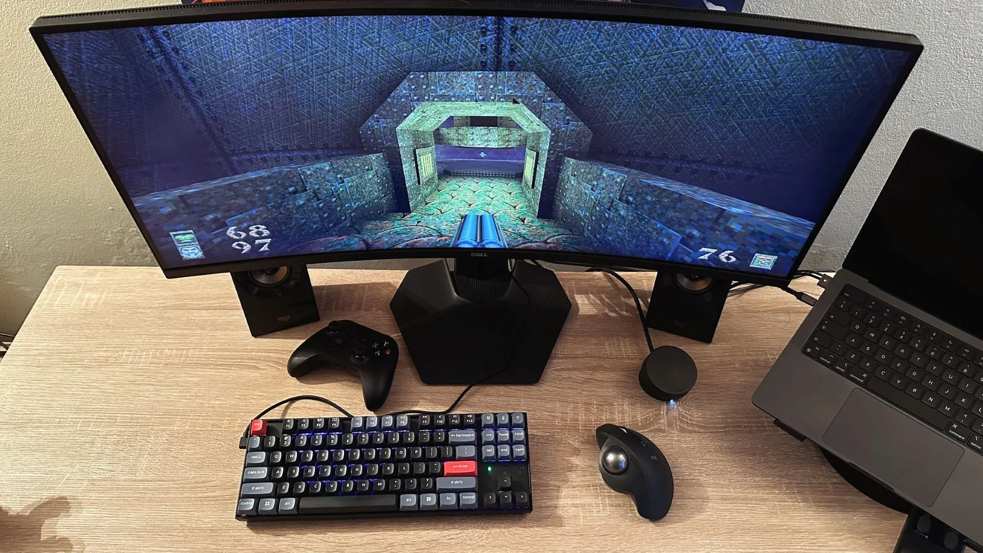 Bàn chơi game và làm việc, suy ngẫm về việc thay monitor bằng TV mini‑LED