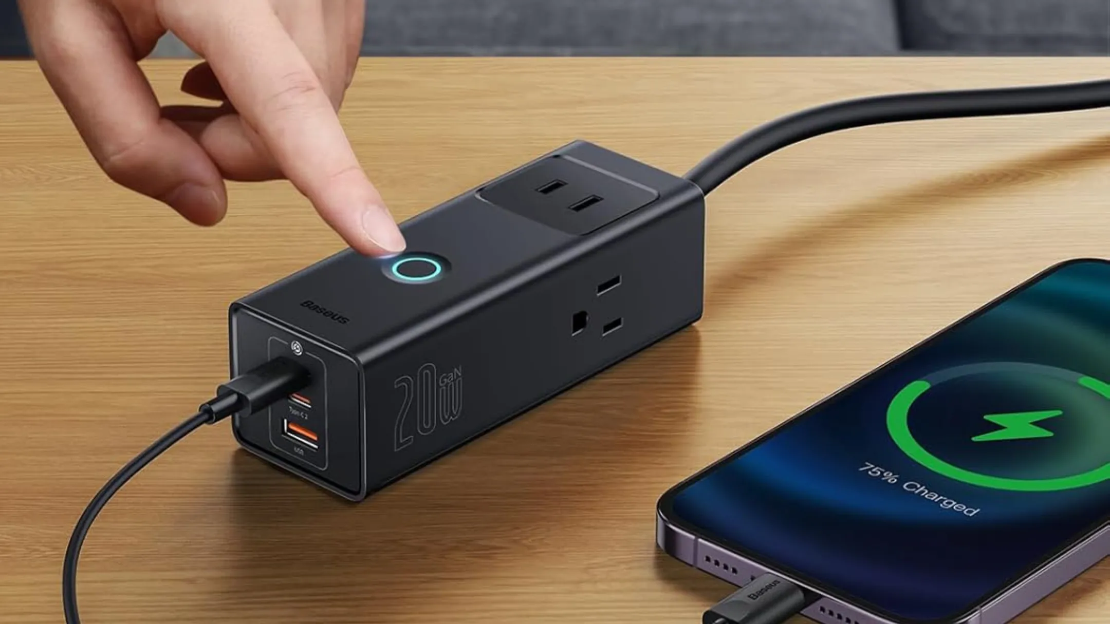 Baseus Power Strip 1200J kết nối điện thoại qua cổng USB-C — phù hợp cho setup bàn làm việc và gaming
