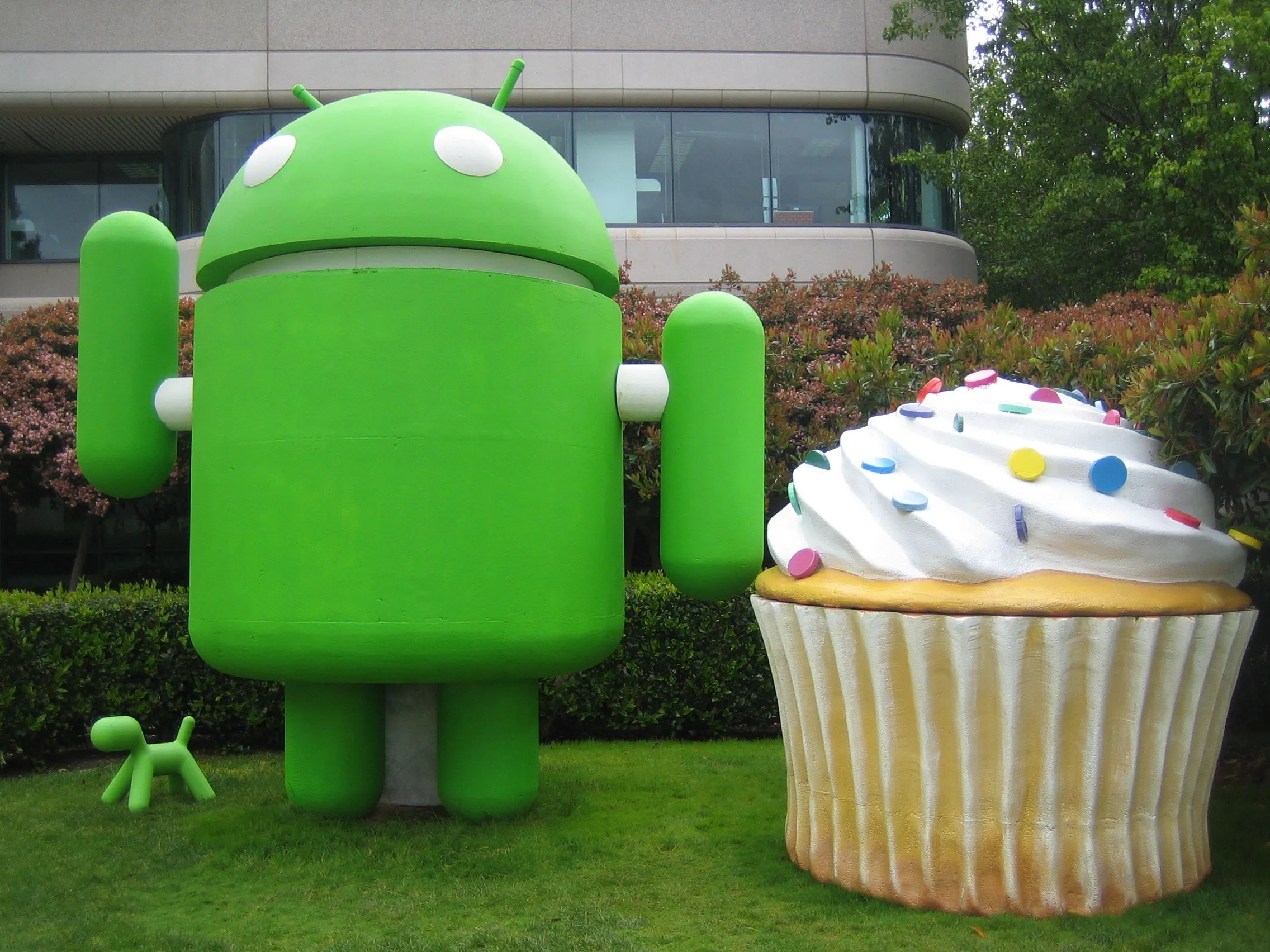 Biểu tượng Android cupcake tại Googleplex, tượng trưng phần thưởng nhỏ trong hành trình thay đổi thói quen