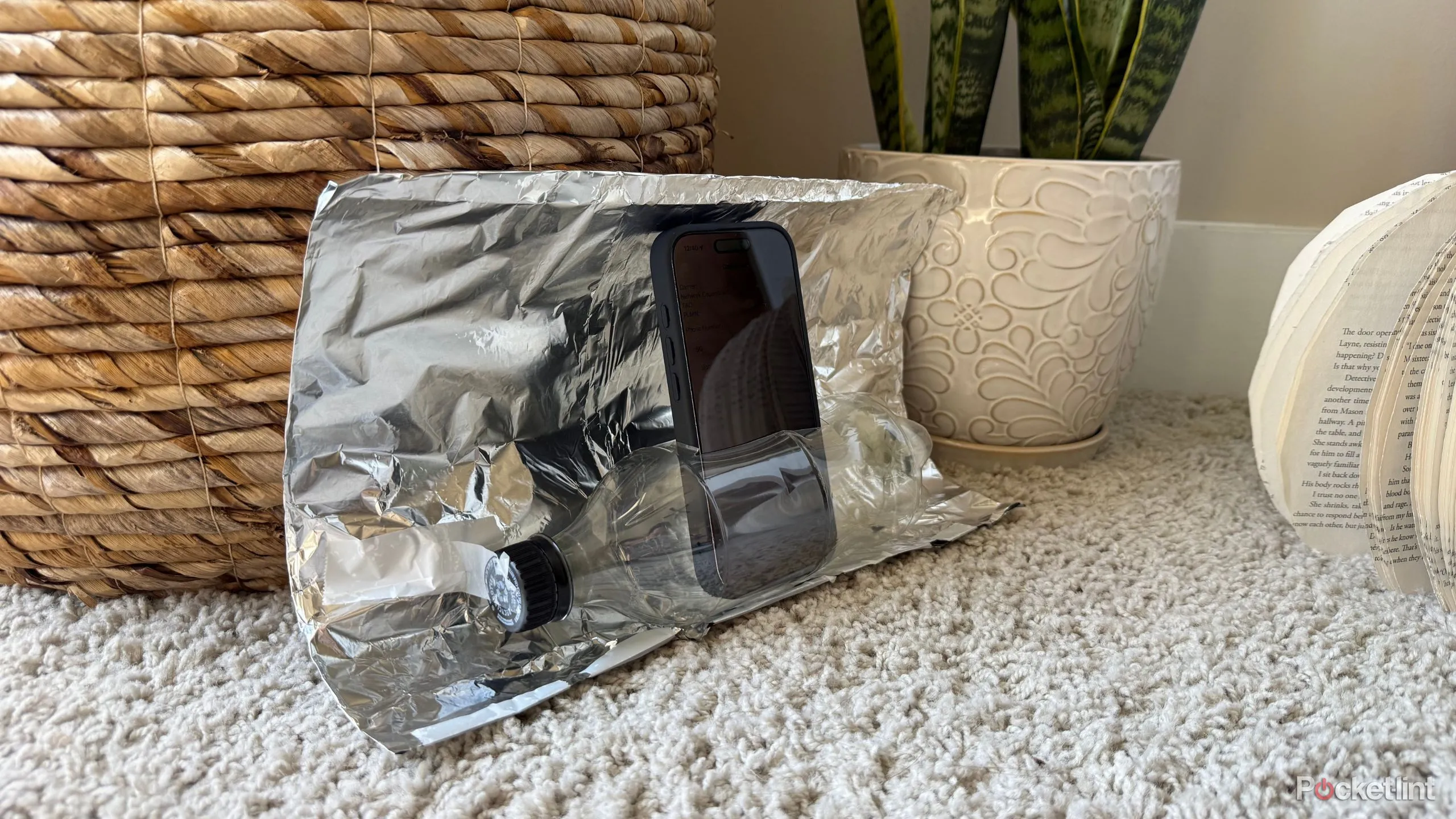 Bộ khuếch đại làm từ lon nhôm, giấy nhôm và chai nhựa, uốn thành hình parabola nông.