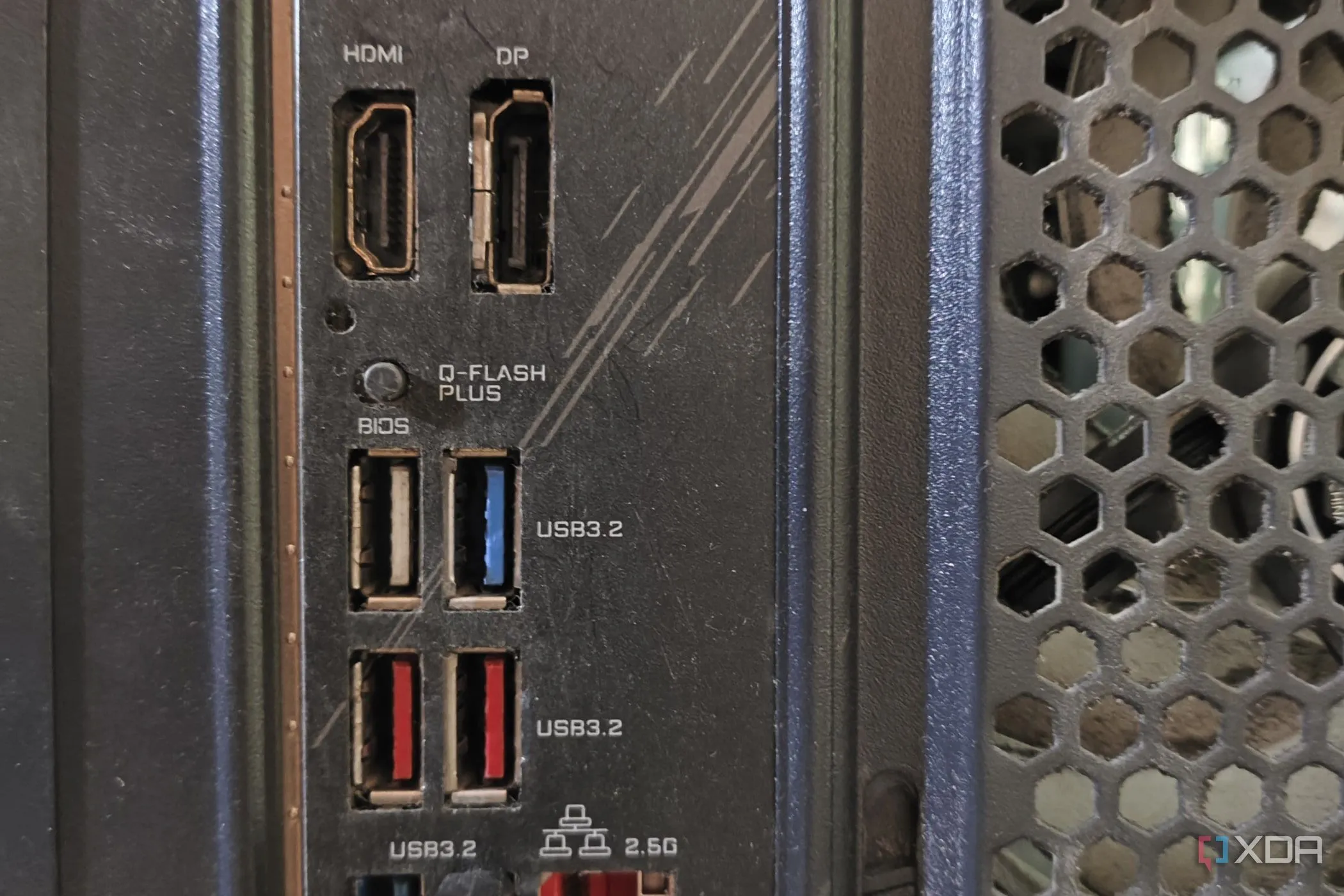 Bo mạch chủ Gigabyte kèm nút BIOS Flashback cập nhật firmware