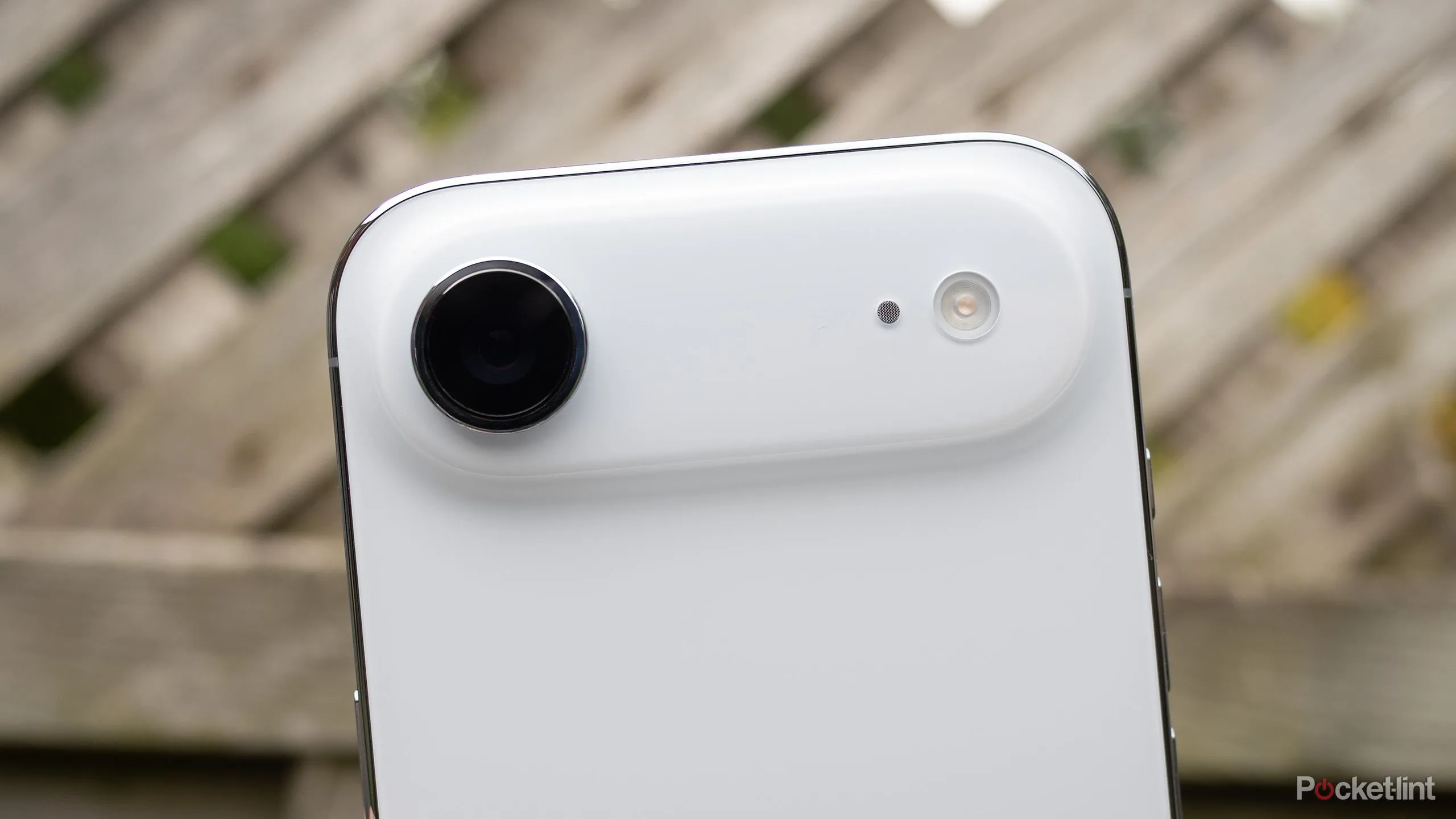 Cận cảnh camera trước và thiết kế mặt trước iPhone Air, nhấn mạnh cụm camera và notch/không gian hiển thị