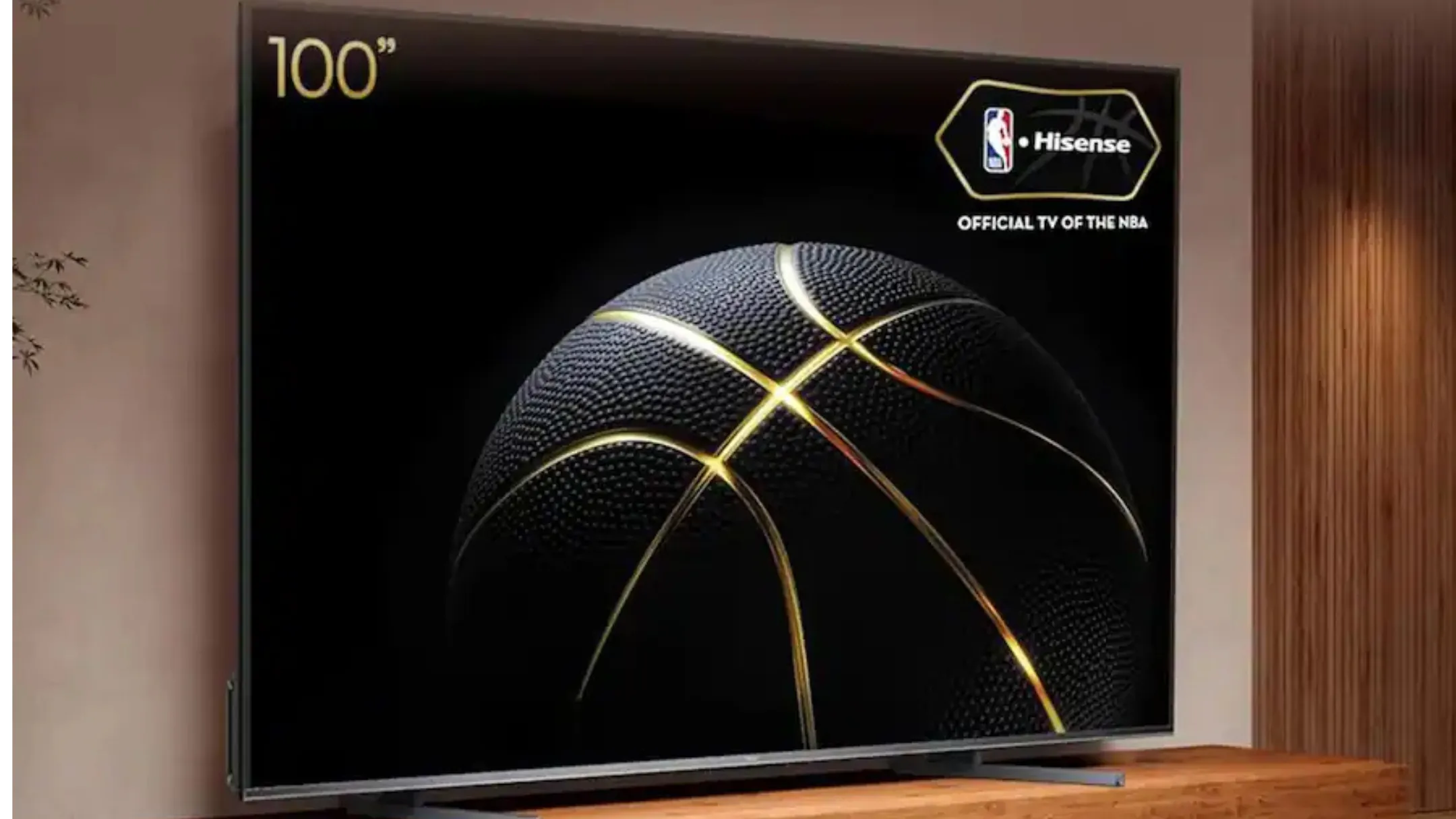 Cận cảnh Hisense 100-inch thể hiện kích thước màn hình và chất lượng hình ảnh cho phim và game