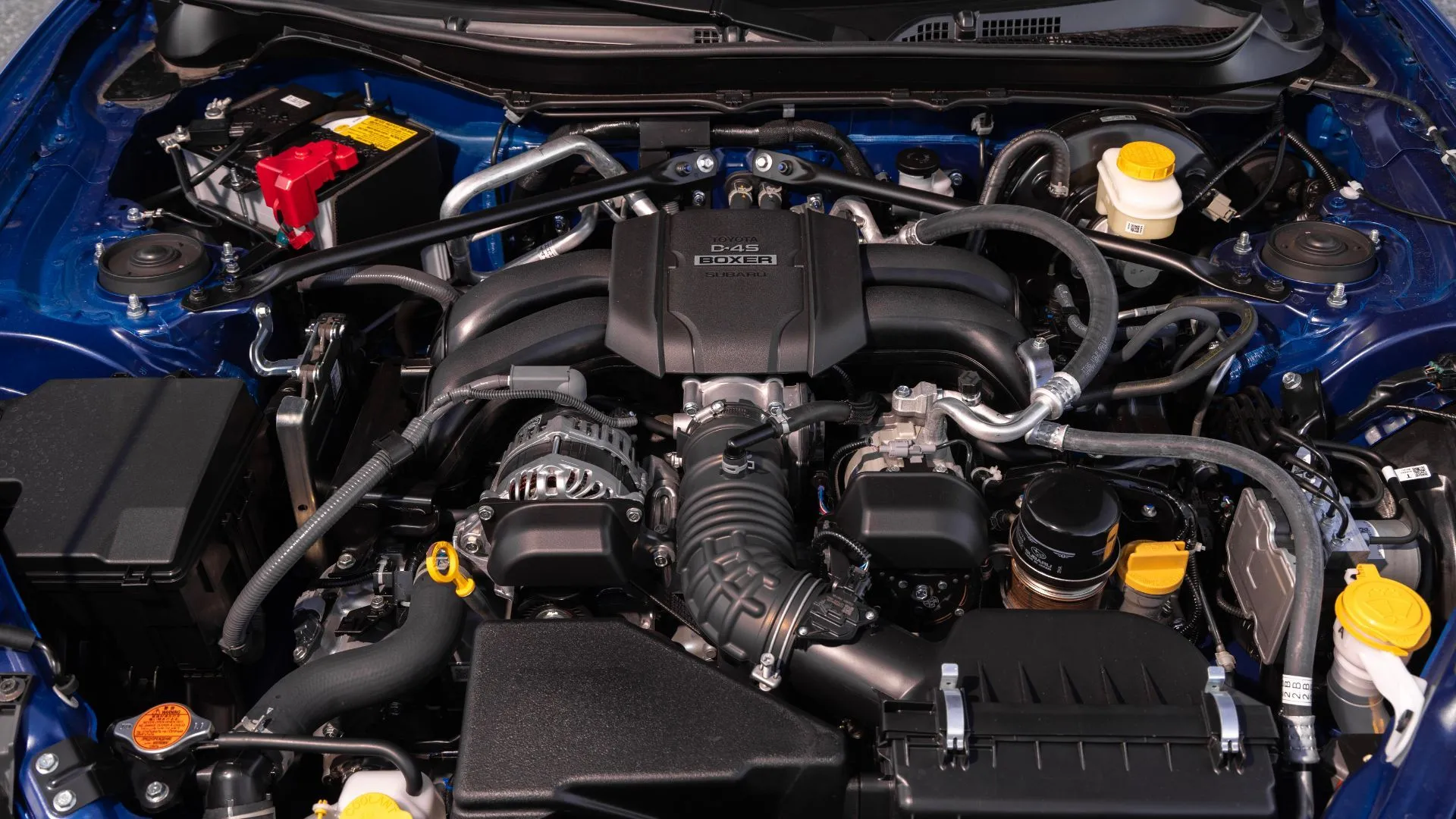 Cận cảnh khoang động cơ của Subaru BRZ tS 2024, phô diễn cấu trúc boxer 2.4L.