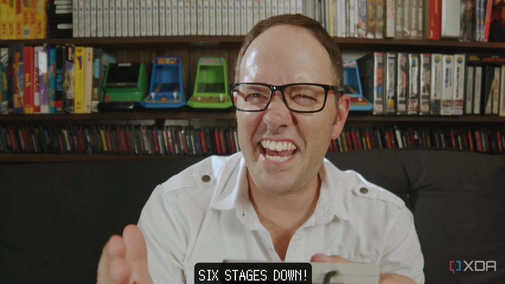 Cảnh FMV cutscene trong Angry Video Game Nerd 8-Bit, kết hợp yếu tố quay phim với hình ảnh 8-bit