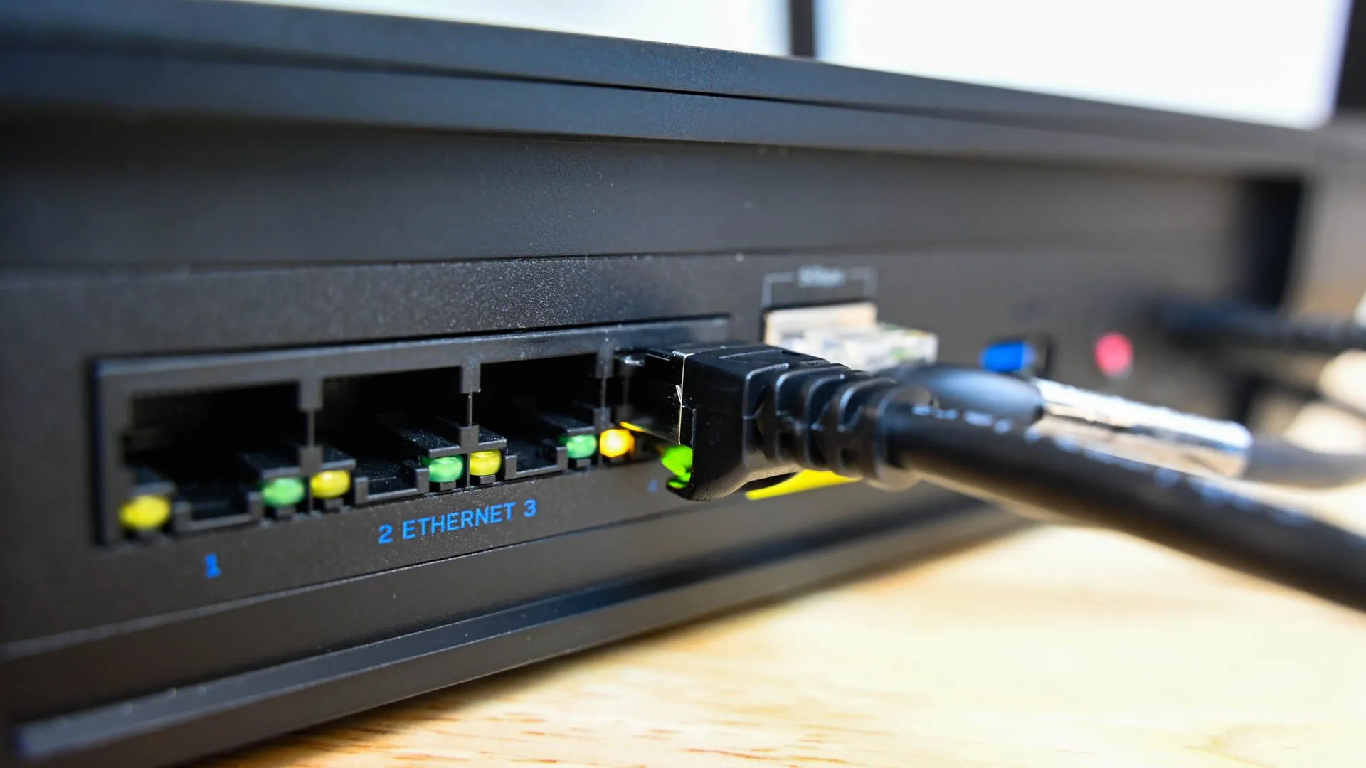 Cáp Ethernet cắm vào cổng router