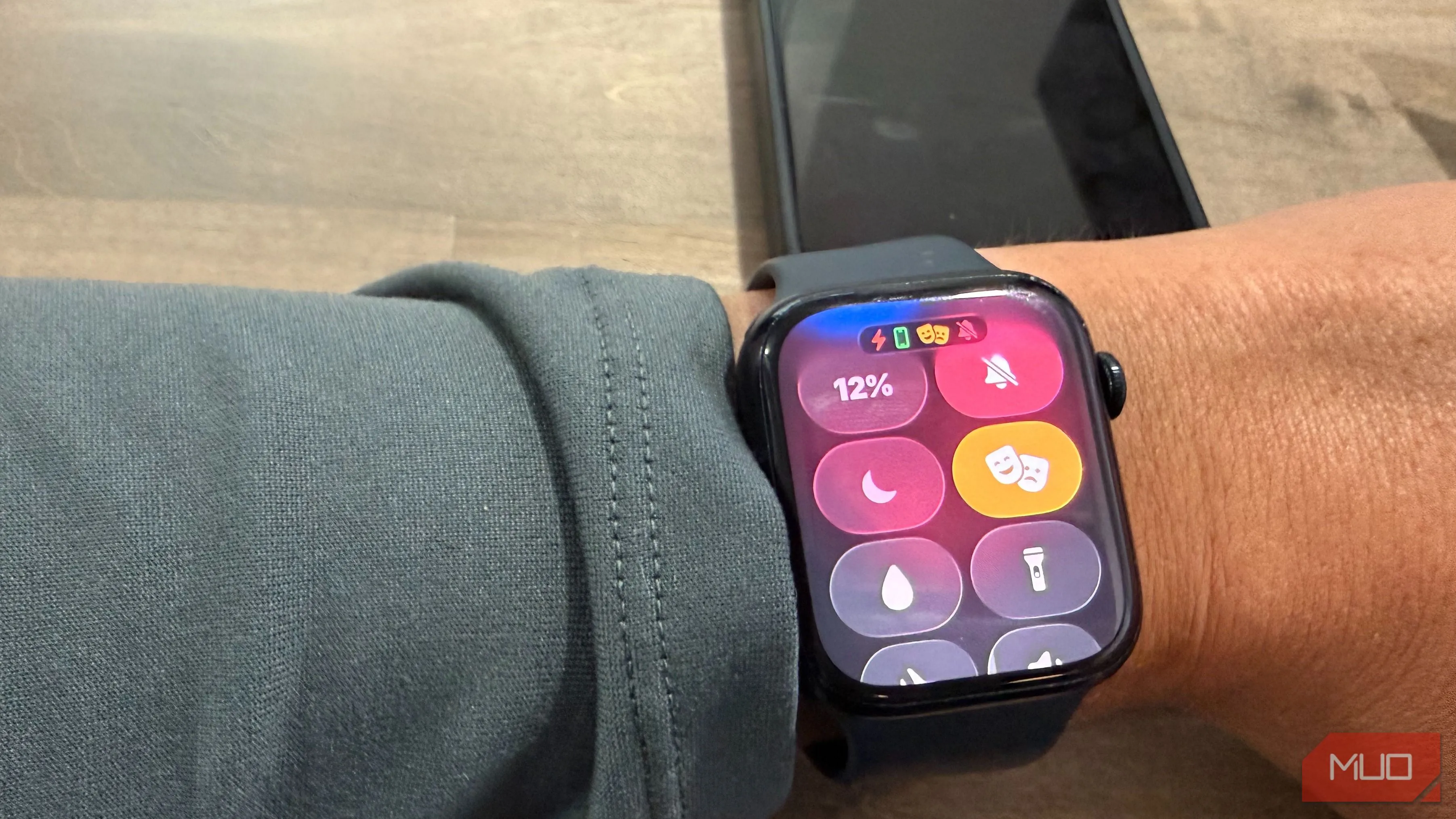 Chế độ Theater Mode trên Apple Watch giữ màn hình tắt và tắt âm thanh, phù hợp cho rạp chiếu phim hoặc họp hành