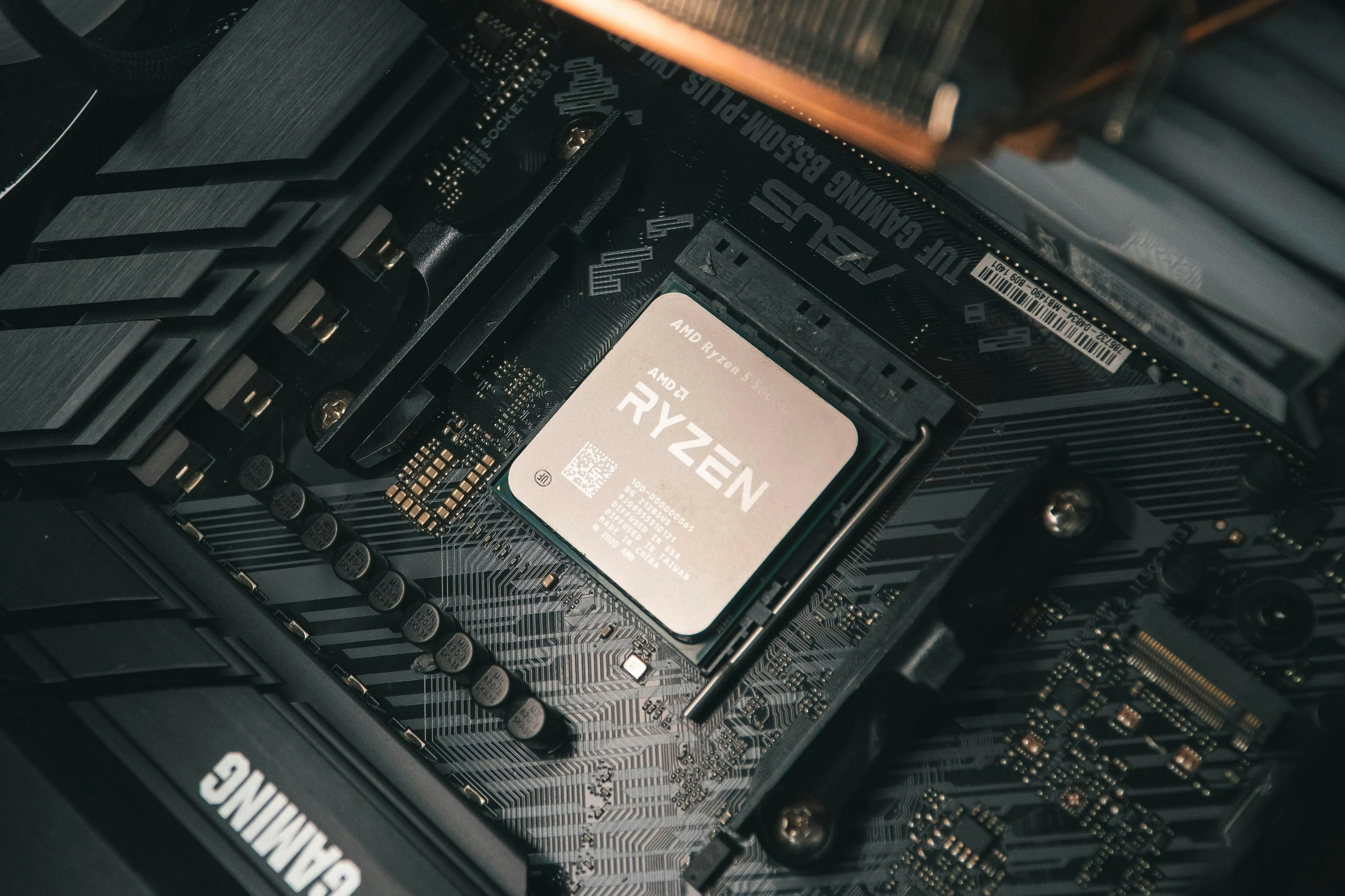 Chip Ryzen thế hệ 5000 gắn trên bo mạch chủ, gợi nhớ tới sự tiến hóa từ Zen 2 lên Zen 3 và giá trị lâu bền của nền tảng AM4.