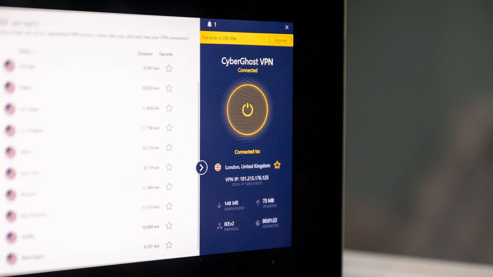 CyberGhost chạy trên MacBook Pro, giao diện ứng dụng VPN streaming cho Chromebook