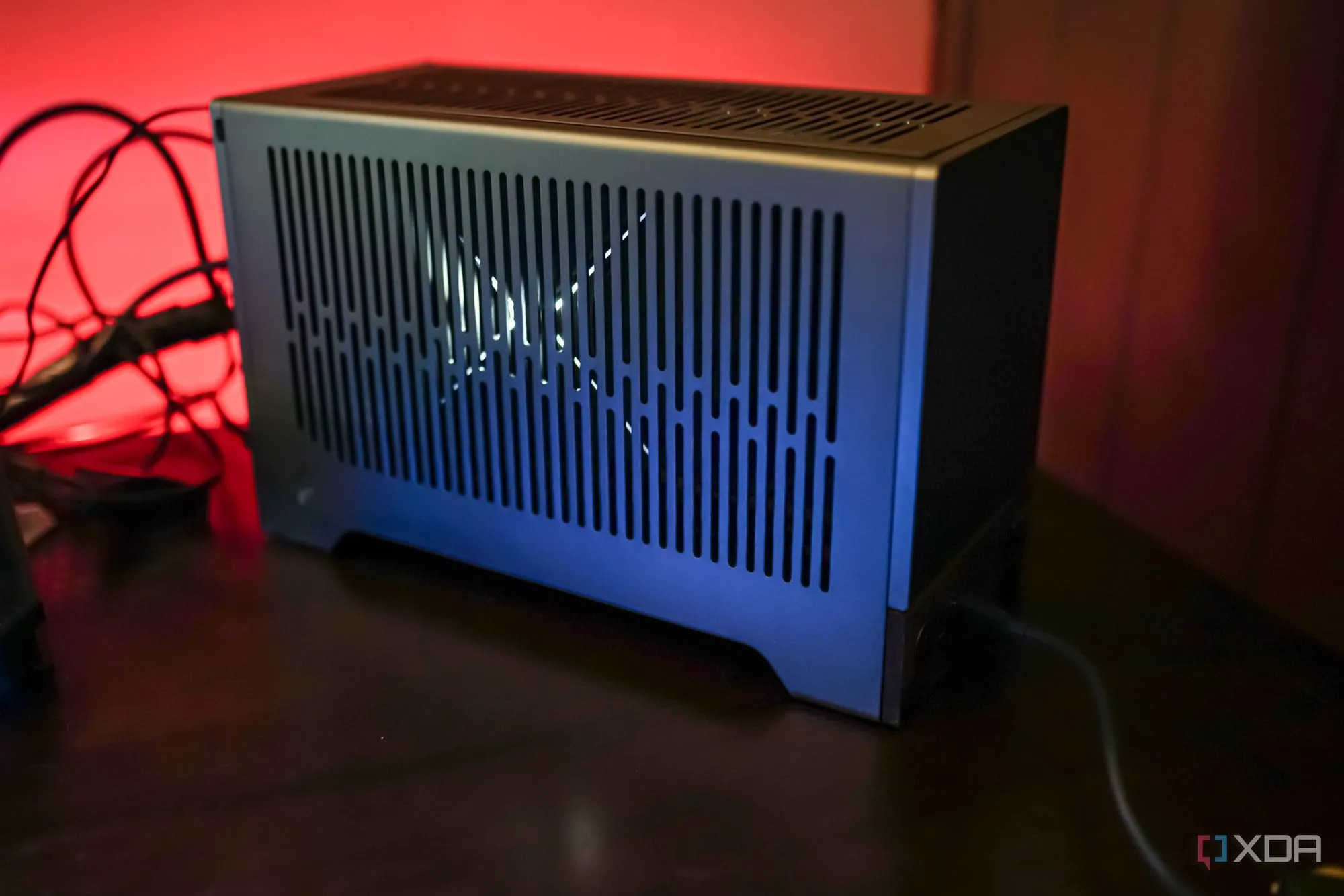 Fractal Terra đặt trang nhã trên bàn làm việc, đại diện cho làn sóng case SFF thực dụng