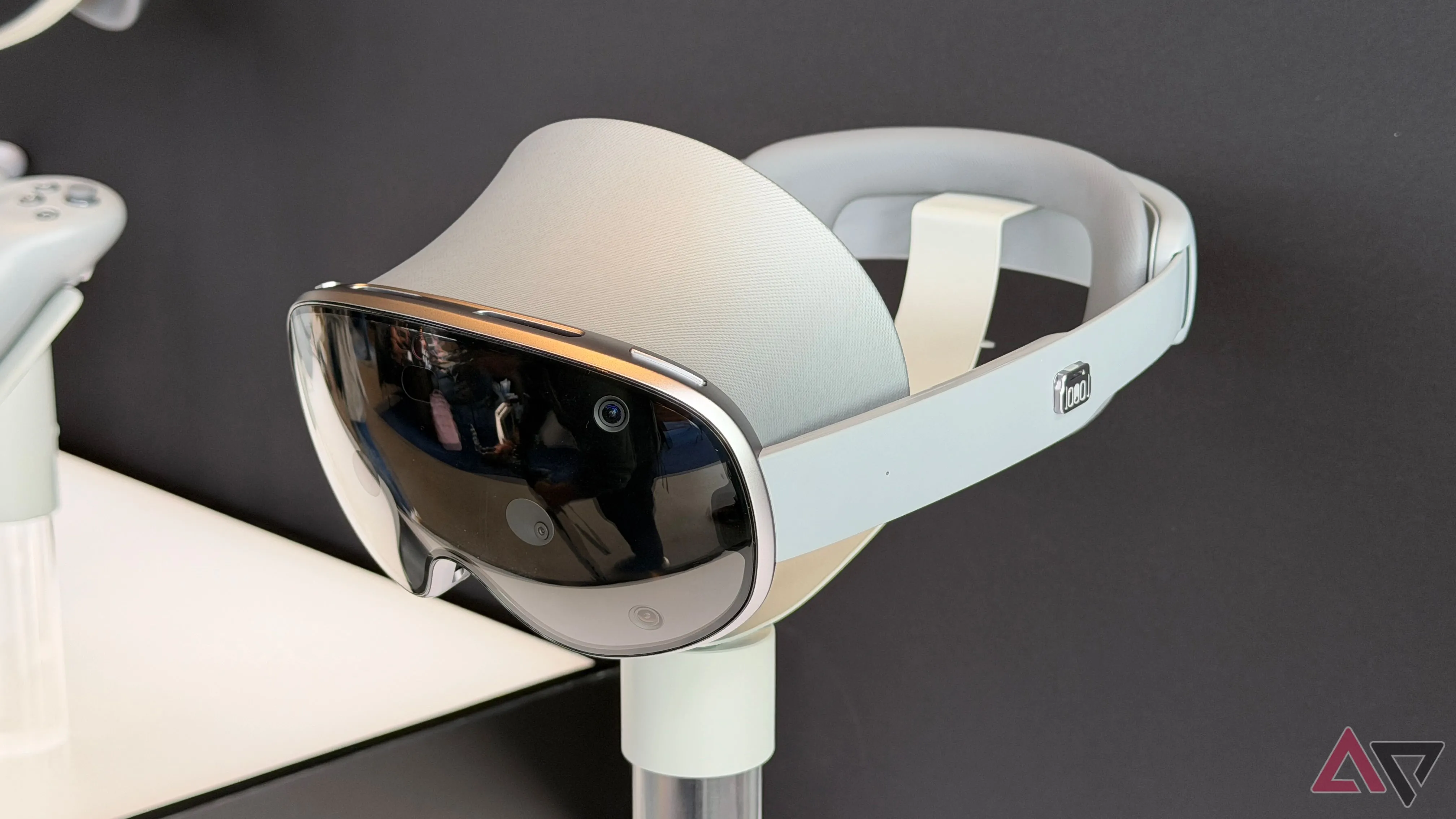 Galaxy XR đặt trên giá trưng bày, phô diễn thiết kế headset AR