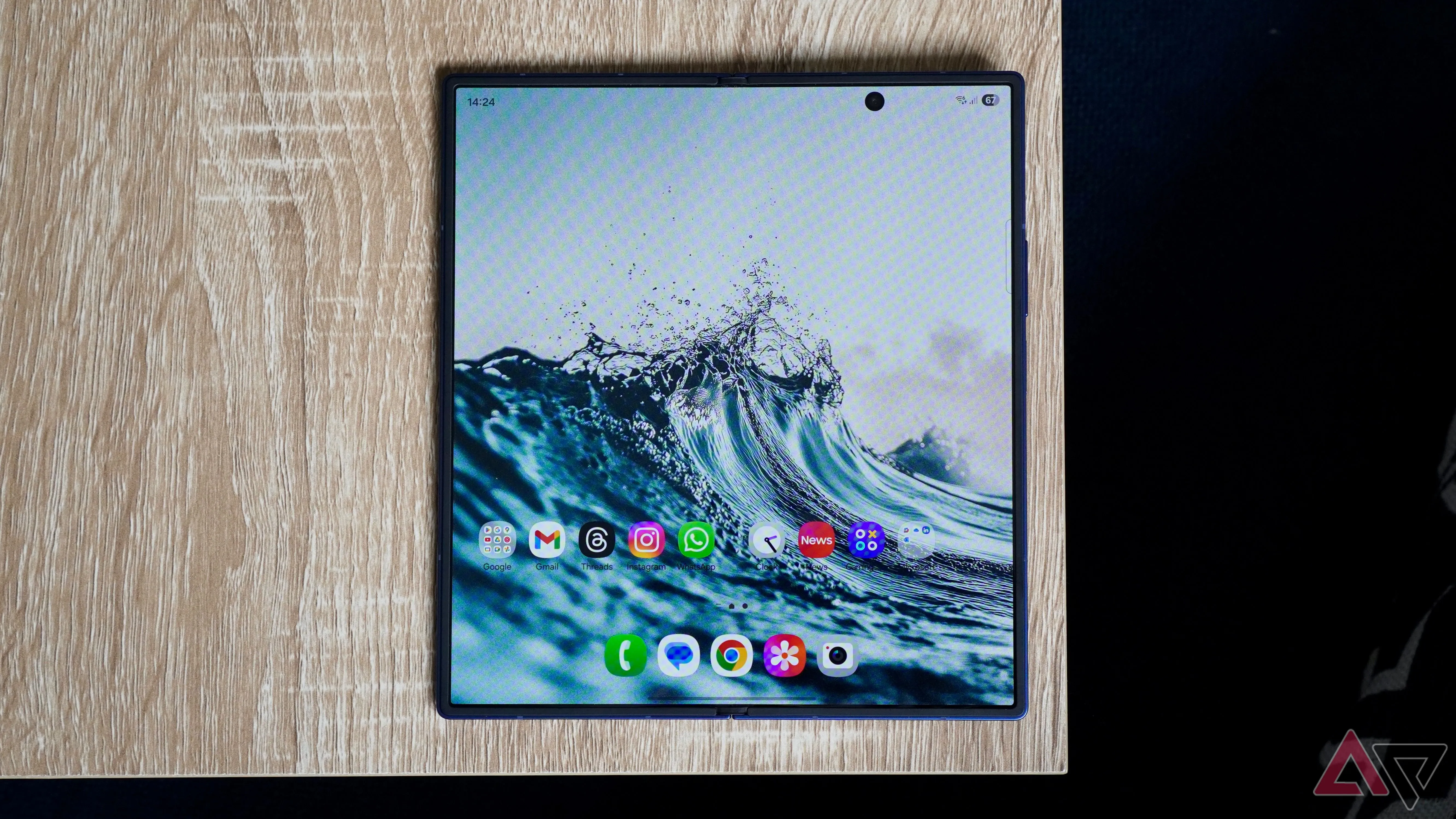 Galaxy Z Fold 7 mở trên bàn gỗ, thể hiện màn hình lớn và thiết kế mỏng