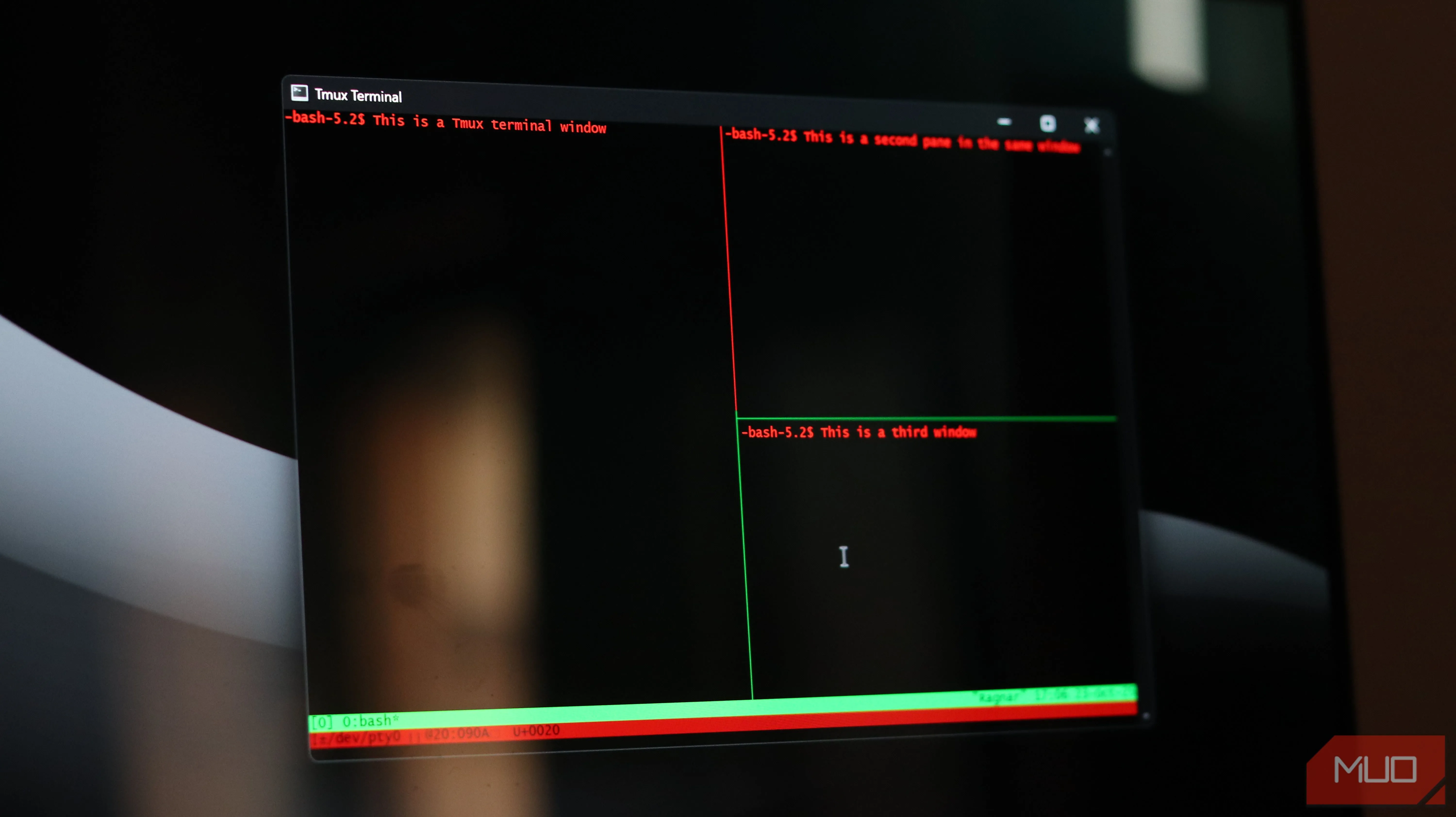 Giao diện itmux với ba pane trên nền đen, hiển thị các lệnh và logs.