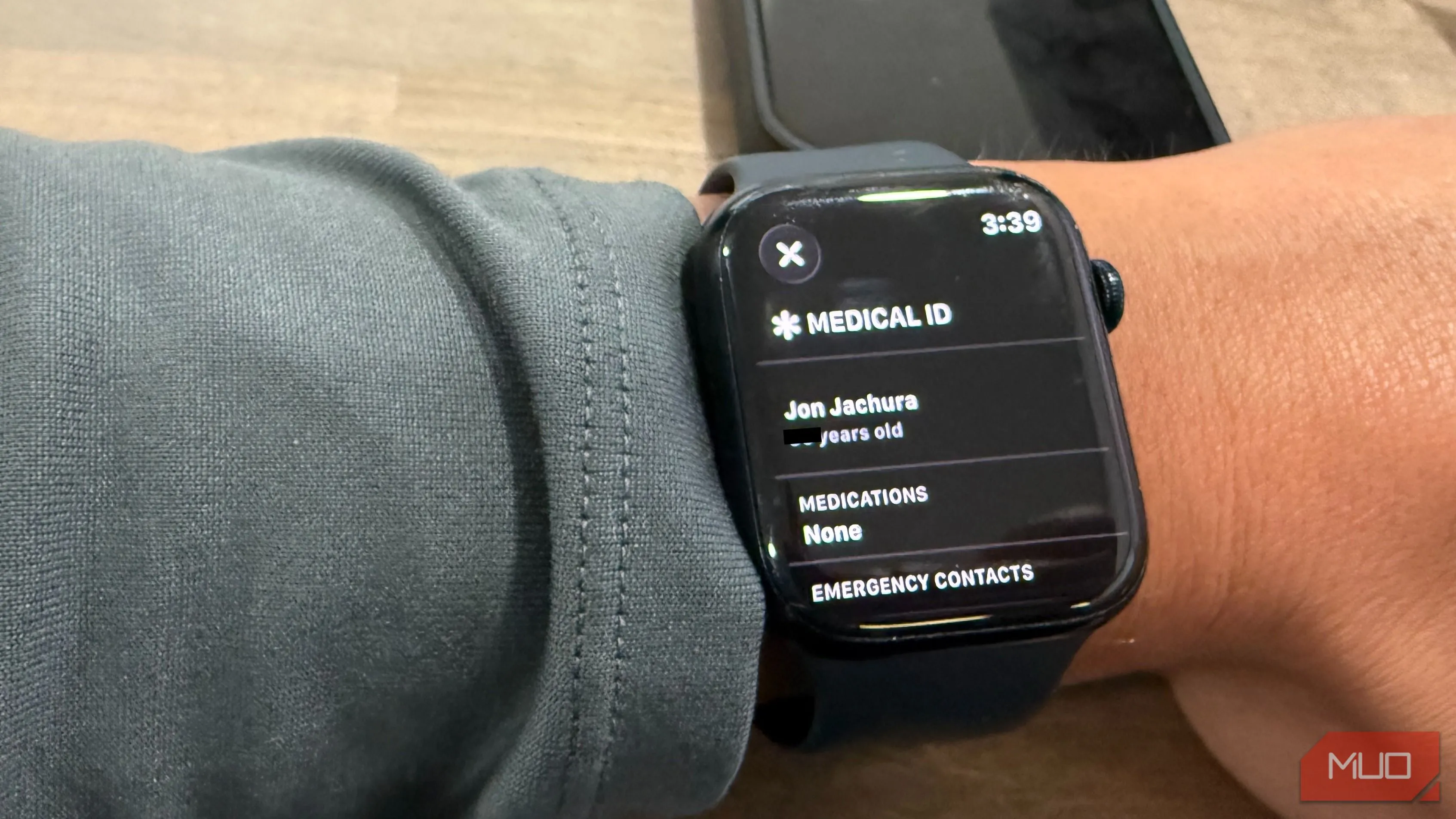 Giao diện Medical ID trên Apple Watch, hiển thị thông tin y tế và liên hệ khẩn cấp trên màn hình khoá