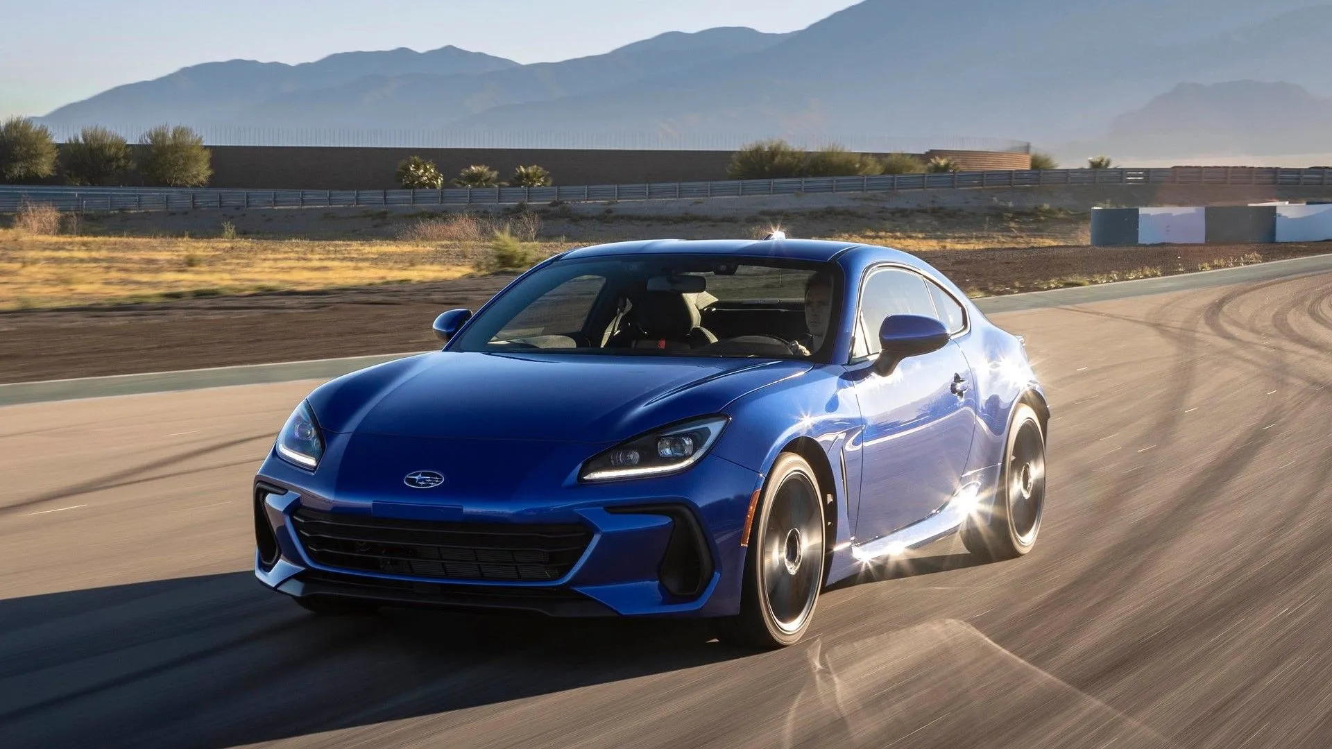 Góc 3/4 phía trước của Subaru BRZ 2022 đang di chuyển, thể hiện dáng xe và góc lái thể thao.