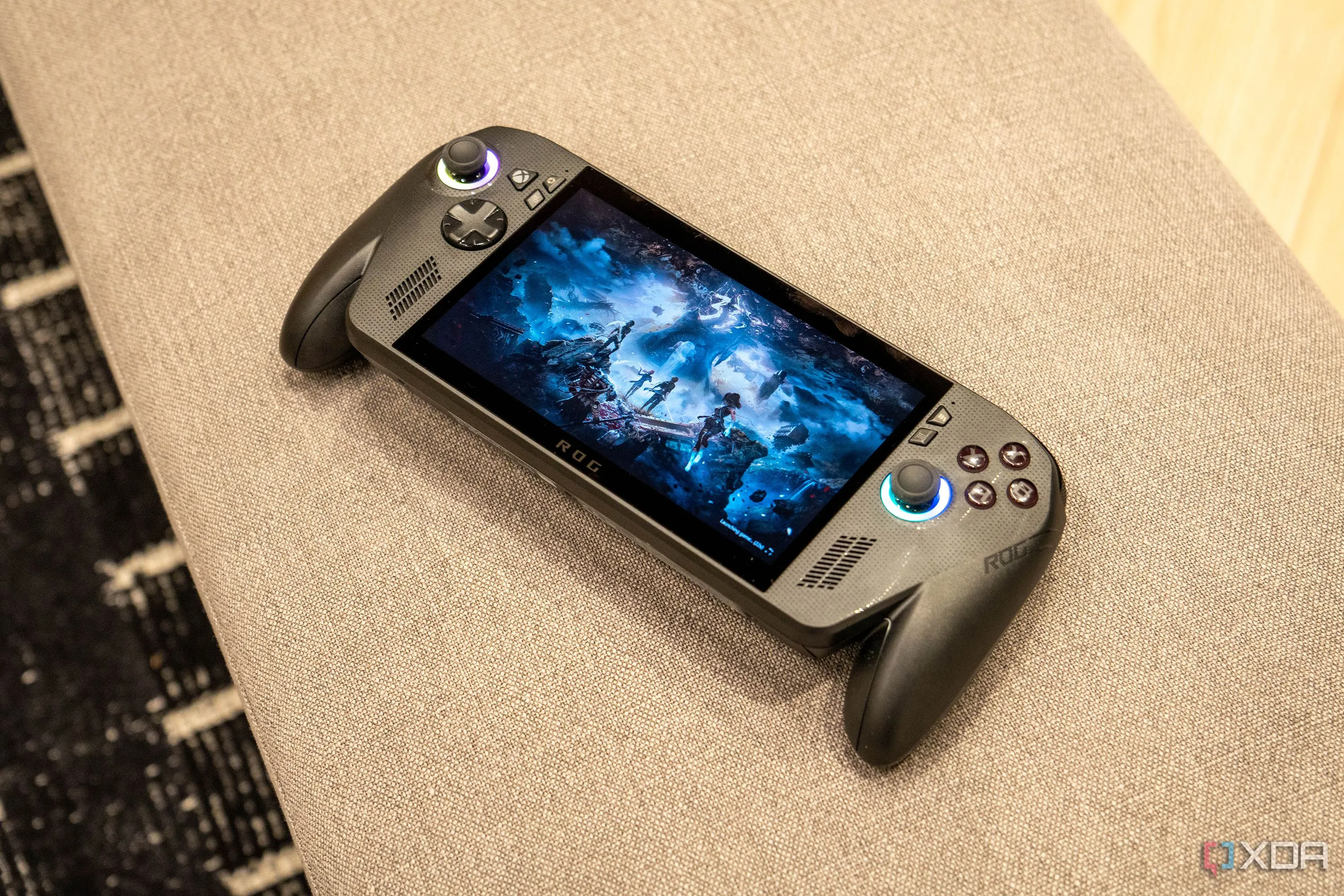 Góc chụp Asus ROG Xbox Ally X hiển thị giao diện chơi game toàn màn hình