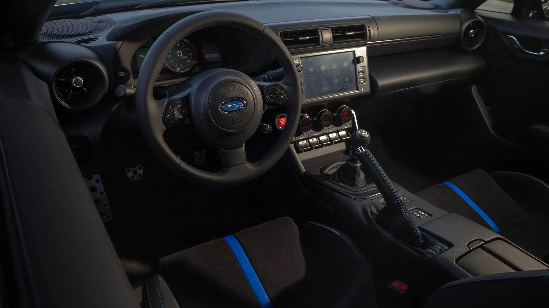 Góc chụp nội thất Subaru BRZ tS 2024, hiển thị vô-lăng, màn hình giải trí và bảng điều khiển trung tâm.