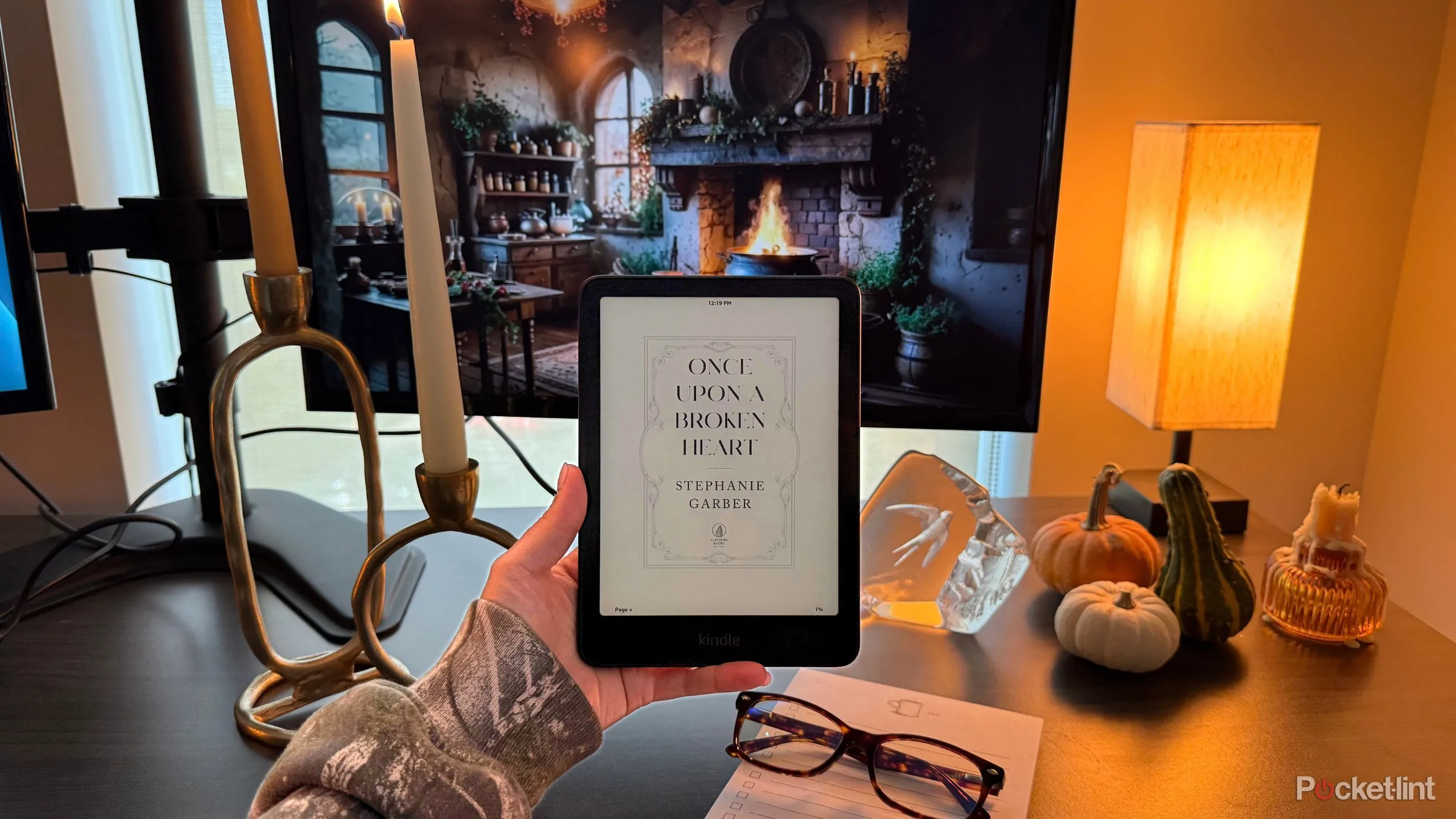 Góc đọc sách ấm cúng với Kindle Paperwhite và tách cà phê, ngụ ý không gian thưởng thức thể loại kinh dị nhẹ nhàng