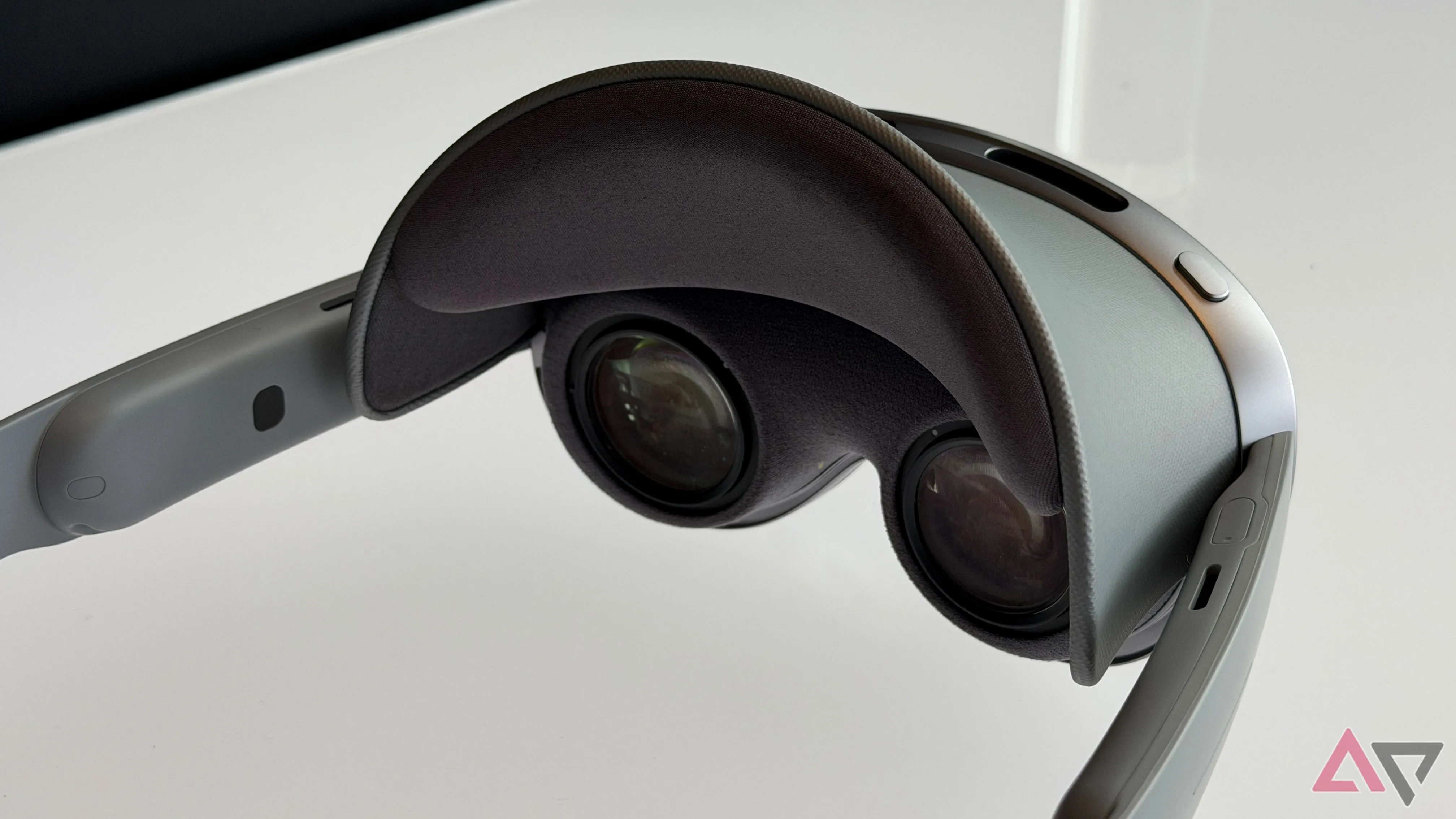 Góc nhìn bên trong Samsung Galaxy XR, phô diễn màn 4K Micro-OLED và thiết kế quang học