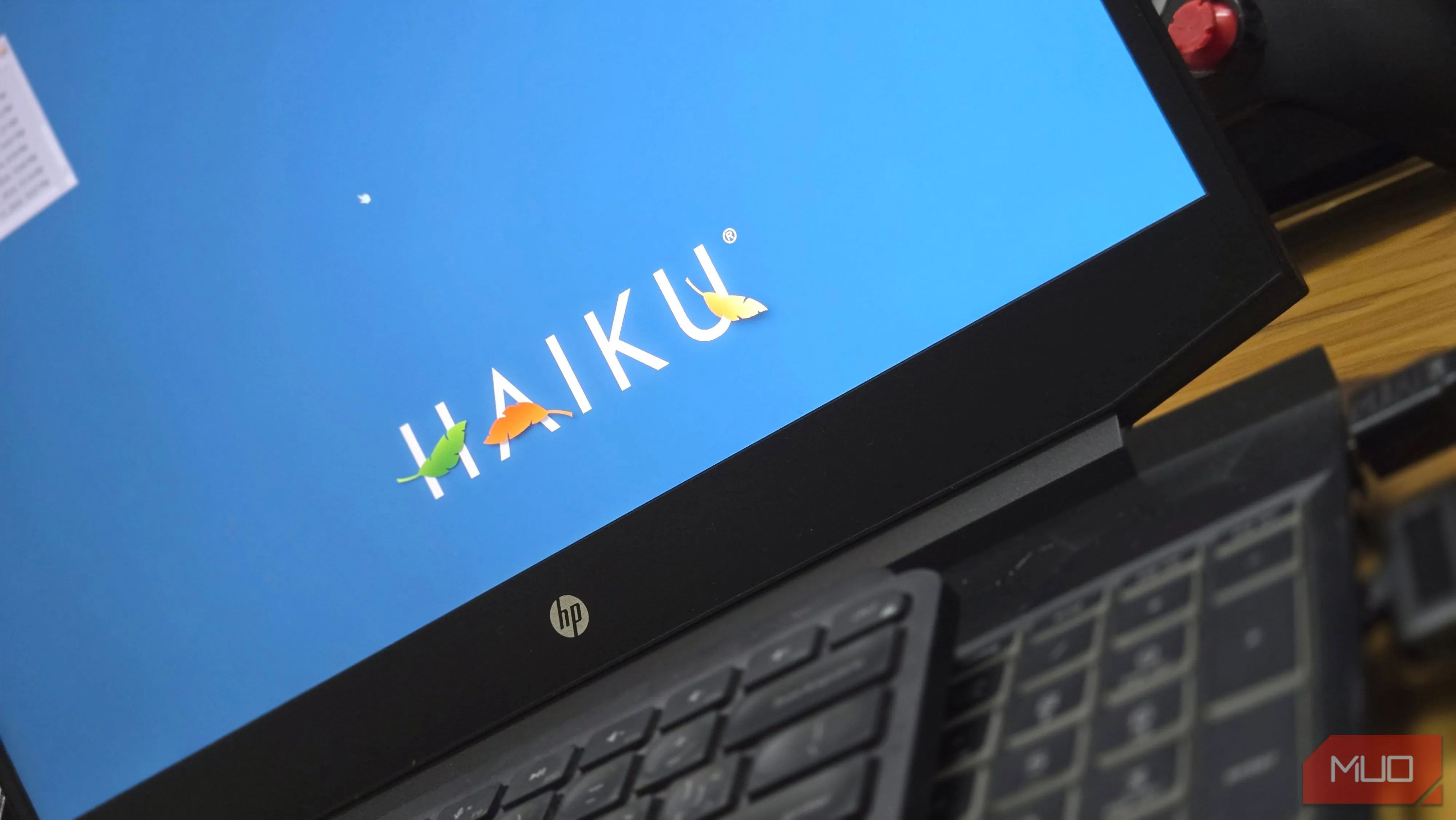 Haiku OS chạy trên laptop HP với giao diện Deskbar ở cạnh màn hình