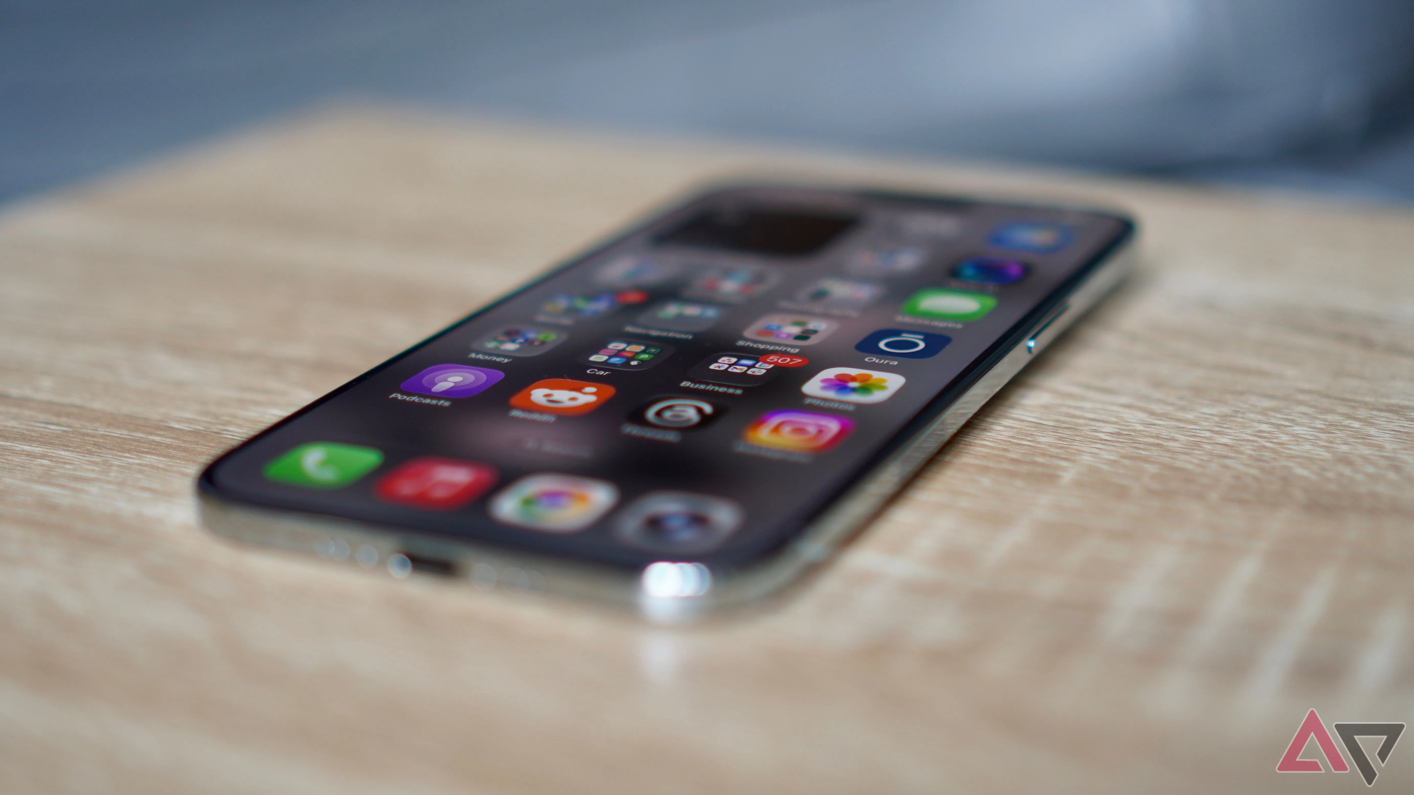 iPhone Air với màn hình sáng tượng trưng cho lựa chọn cân bằng giữa công nghệ và khoảng lặng