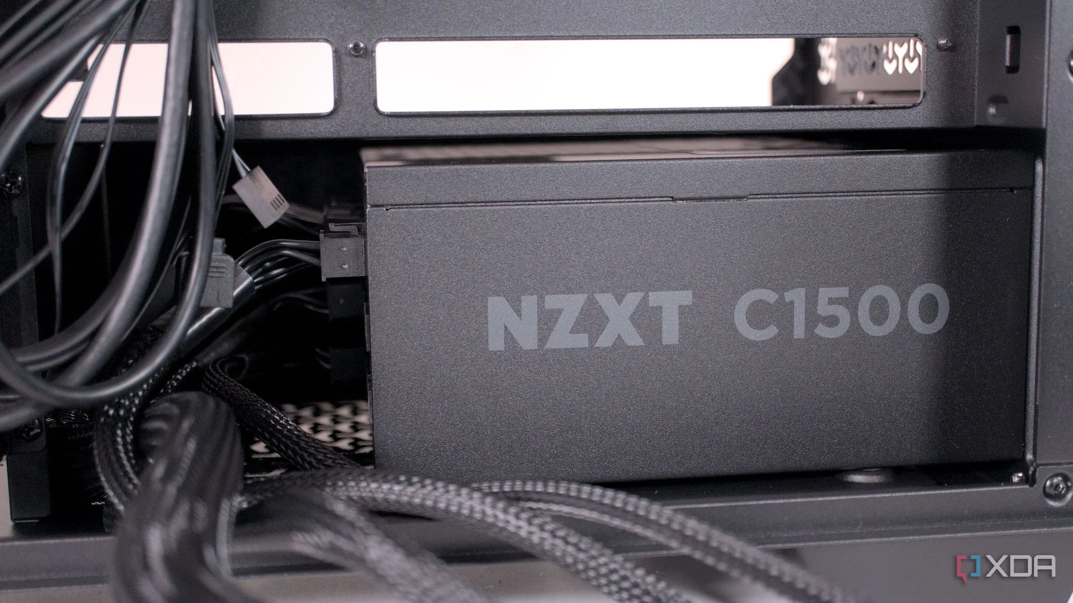 Kỹ thuật viên lắp nguồn vào thùng Corsair 3500X ARGB, minh họa việc chọn nguồn phù hợp với case và hệ thống