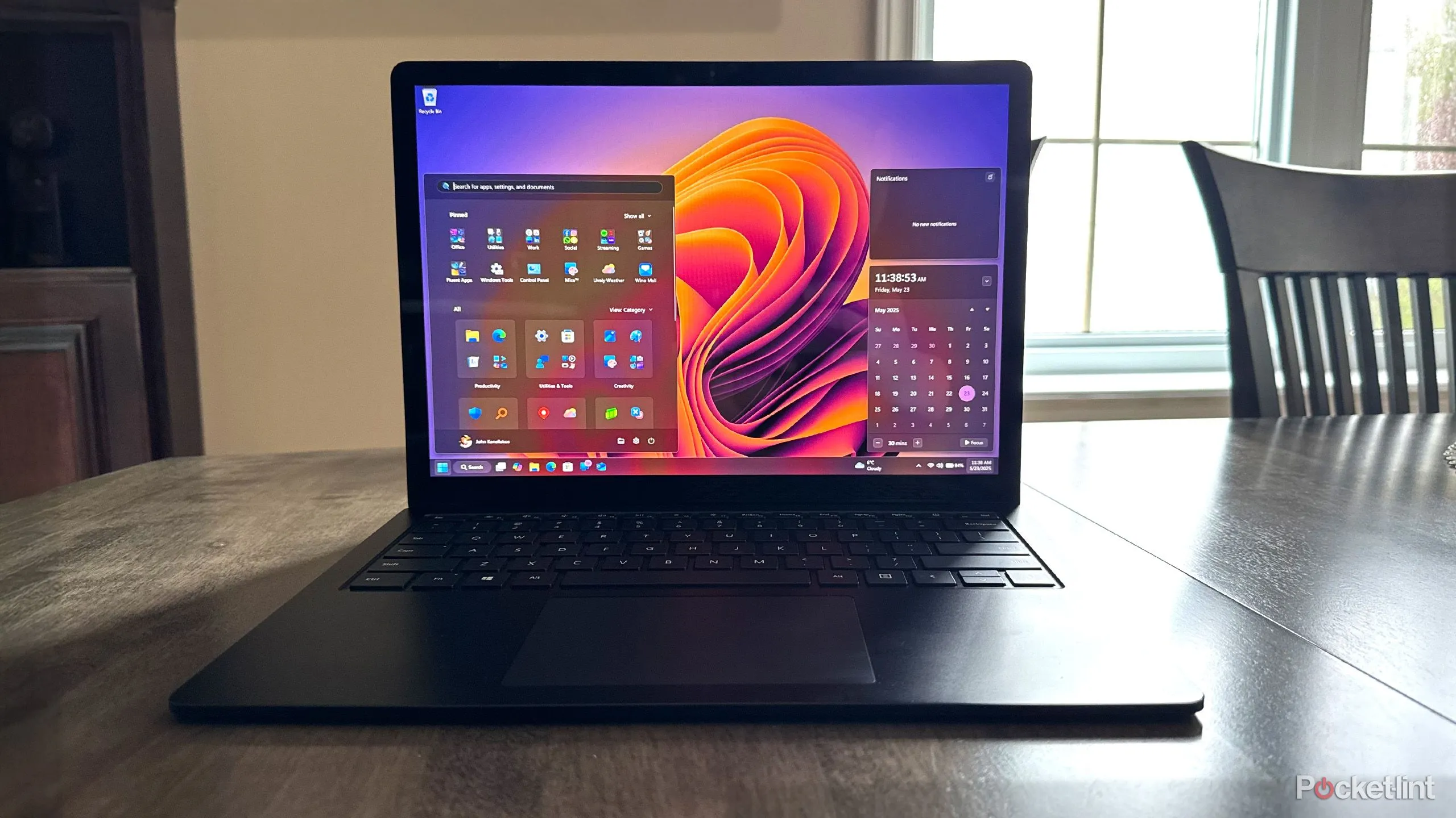 Laptop chạy Windows 11, minh họa yêu cầu TPM và Secure Boot