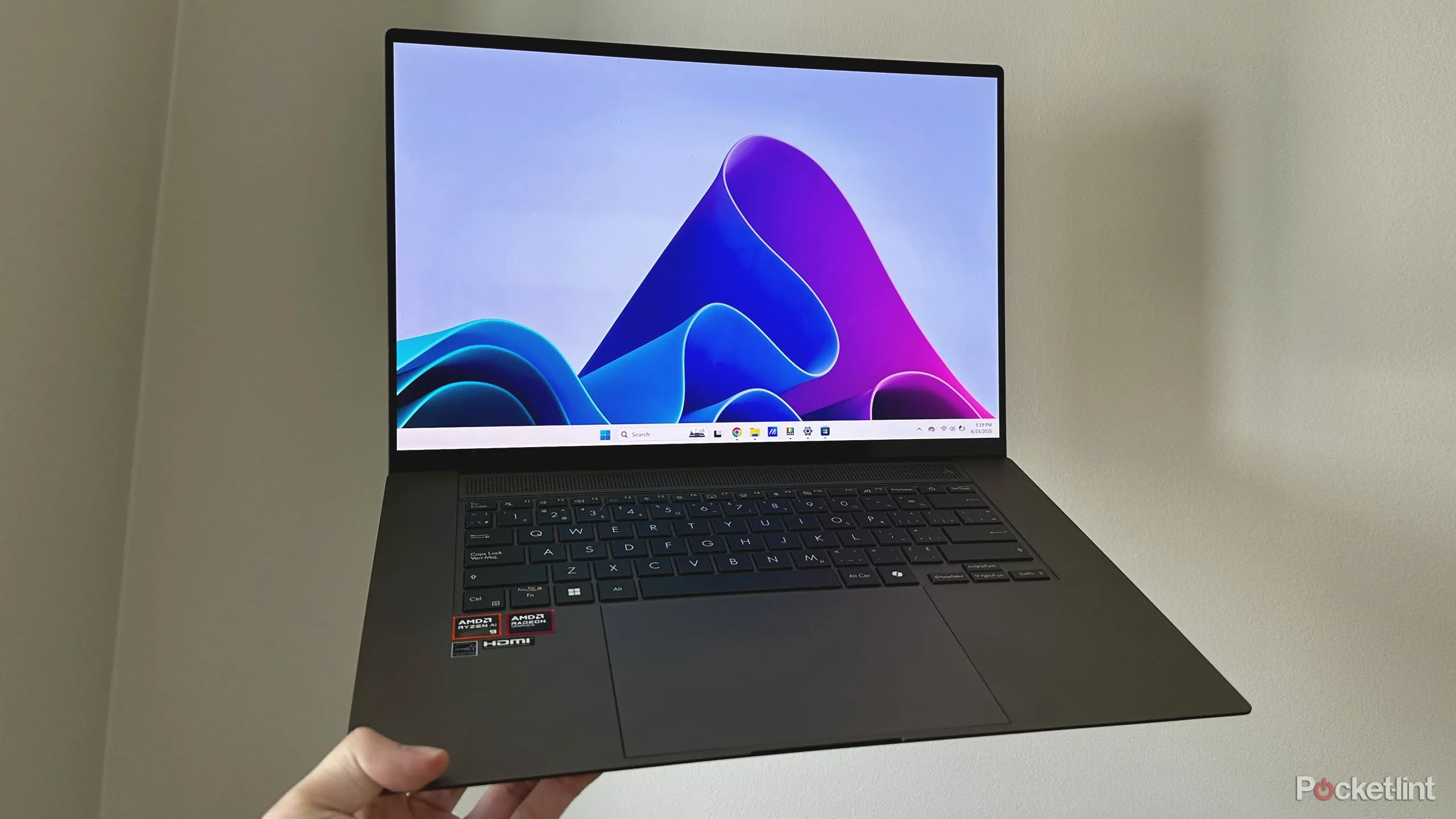 Laptop Windows 11 minh họa tính năng Auto HDR và DirectStorage cho game thủ