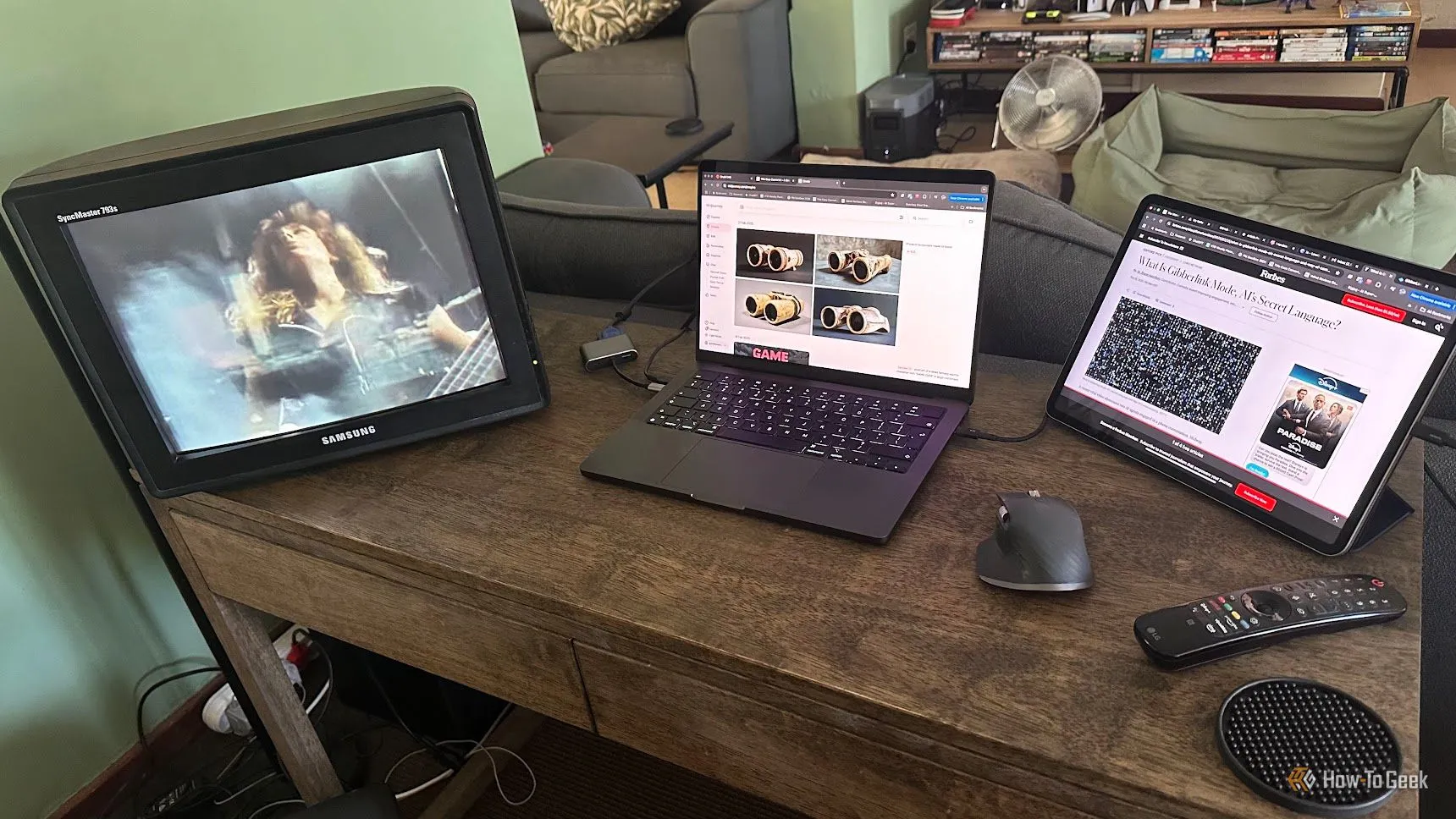 MacBook Pro, màn CRT và iPad kết nối thử nghiệm TV làm màn hình