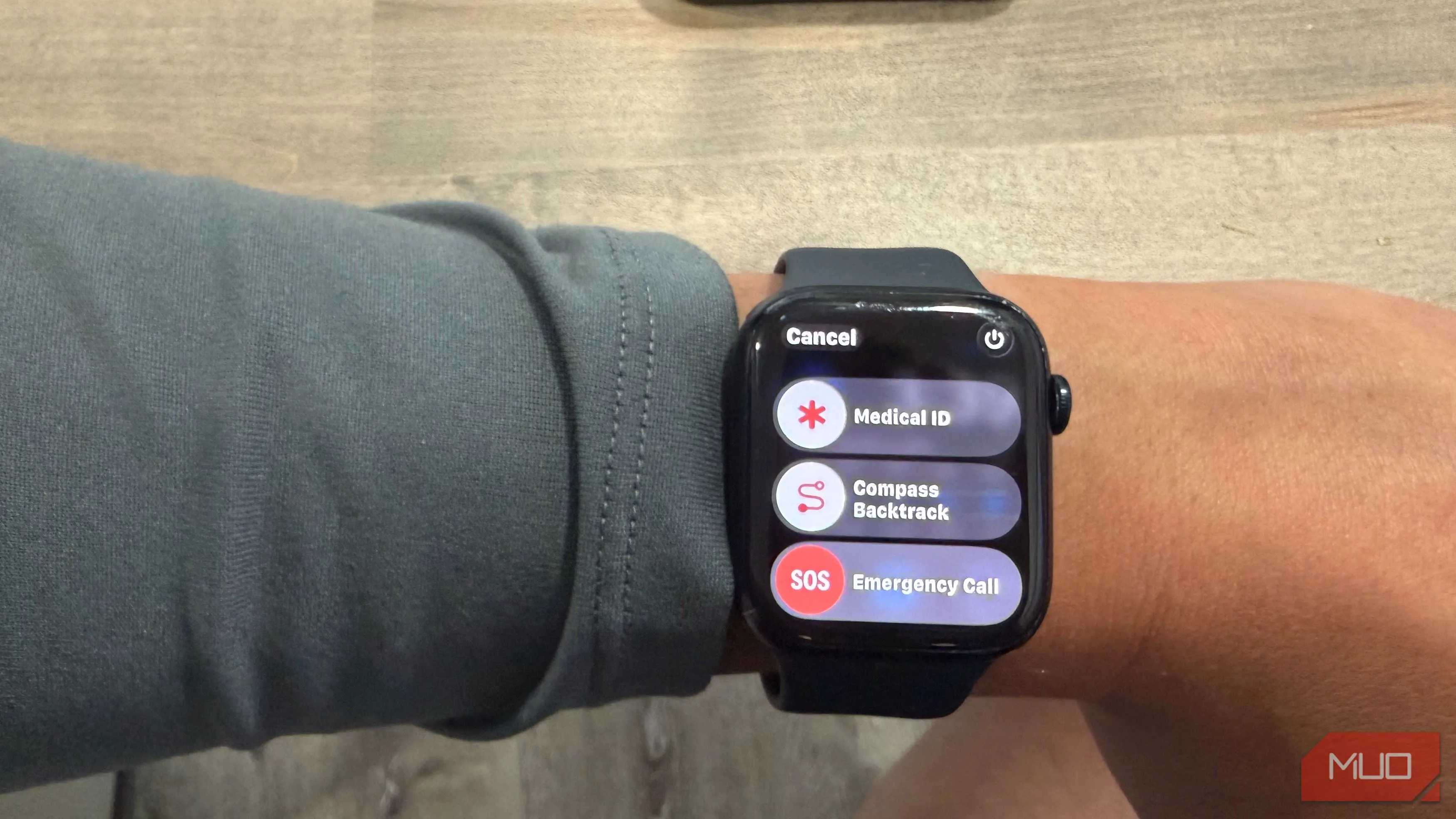 Màn hình gọi khẩn cấp Emergency SOS trên Apple Watch, cho phép liên hệ nhanh tới dịch vụ cứu hộ và gửi vị trí