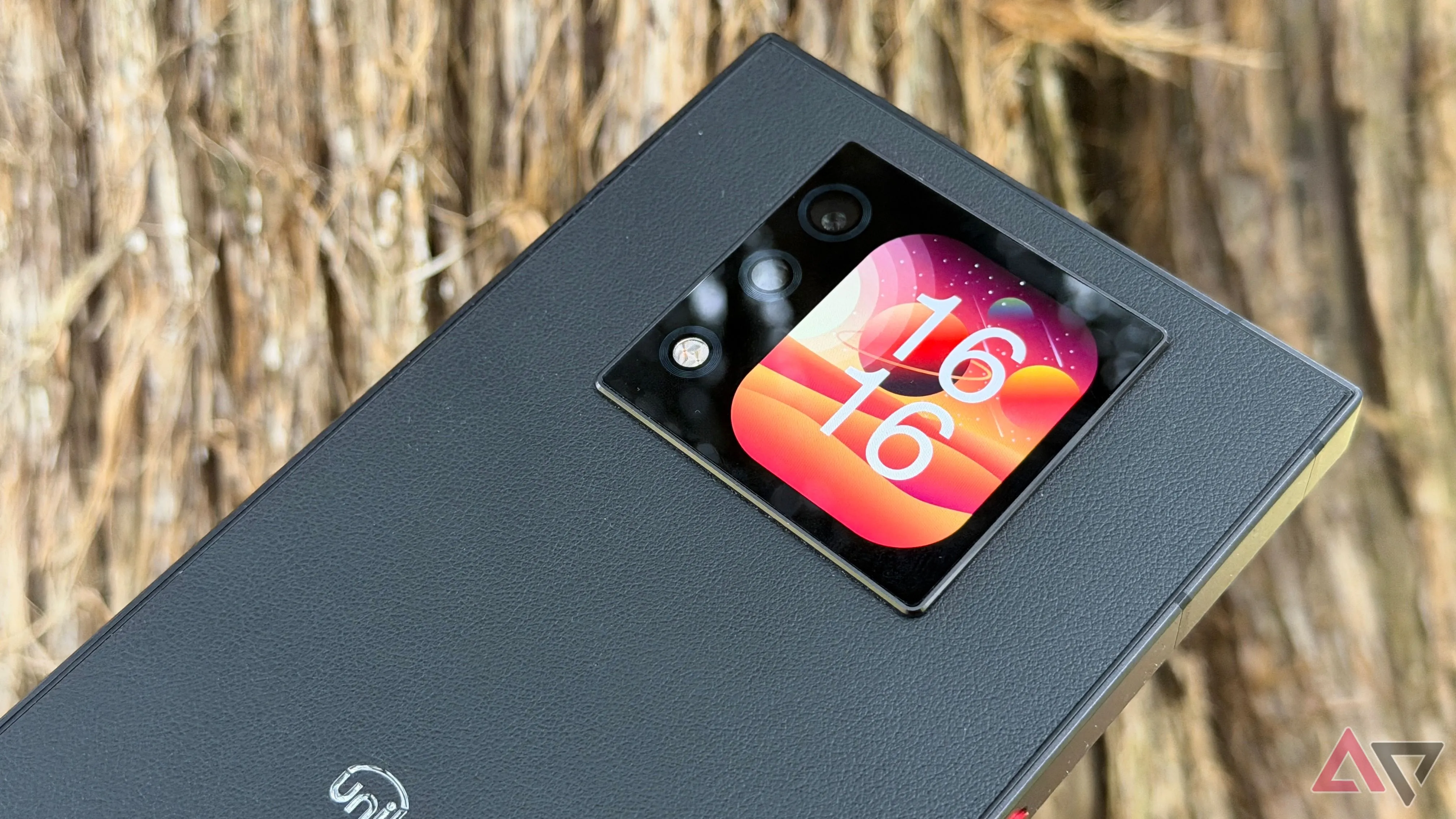 Màn hình phụ (sub-screen) phía sau Unihertz Titan 2, hiển thị thông báo khi đặt úp máy