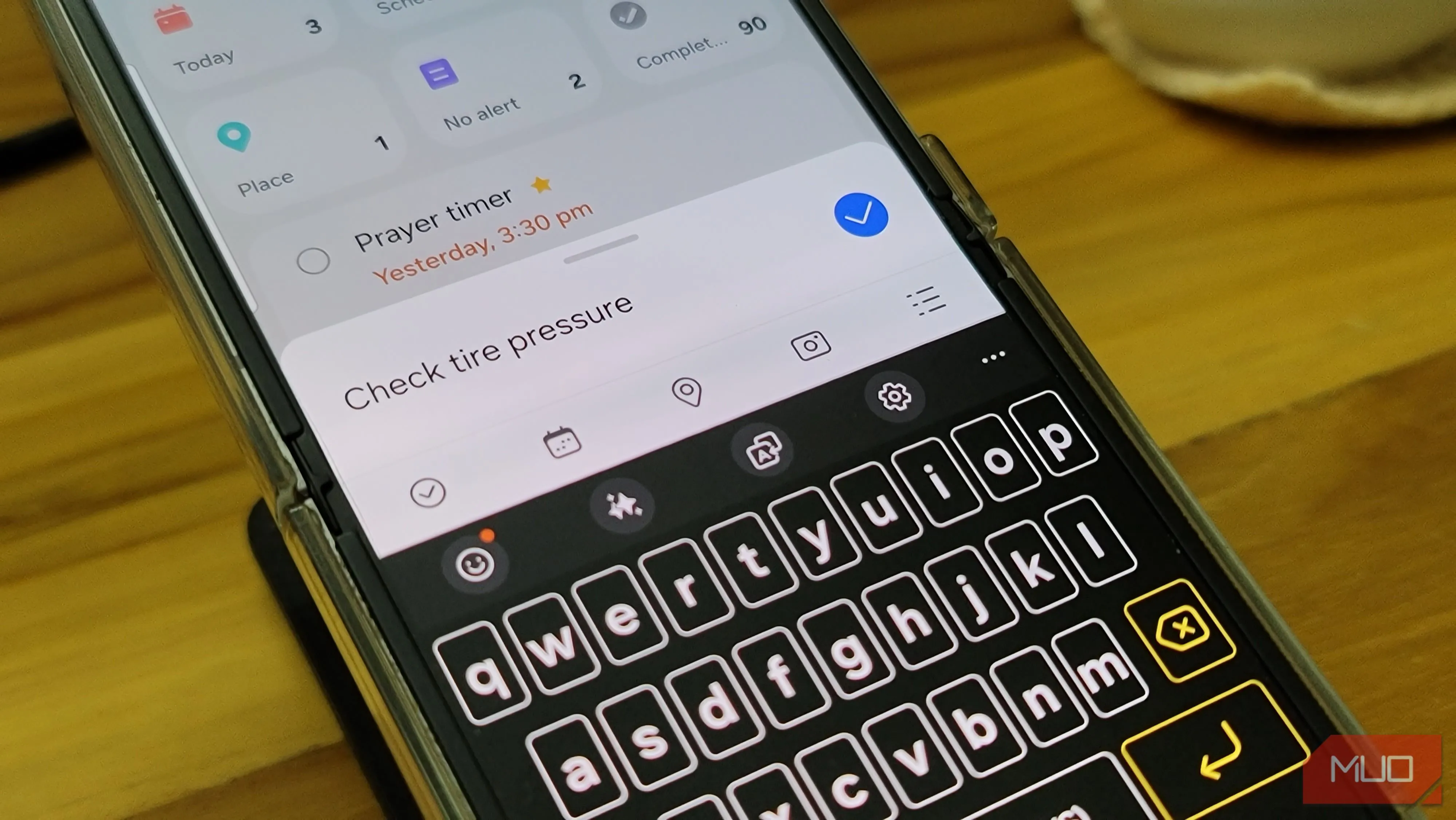 Màn hình thêm nhắc (add reminder) trong Samsung Reminder trên Galaxy Z Flip 6, hiển thị nút micro và các tuỳ chọn thời gian, địa điểm
