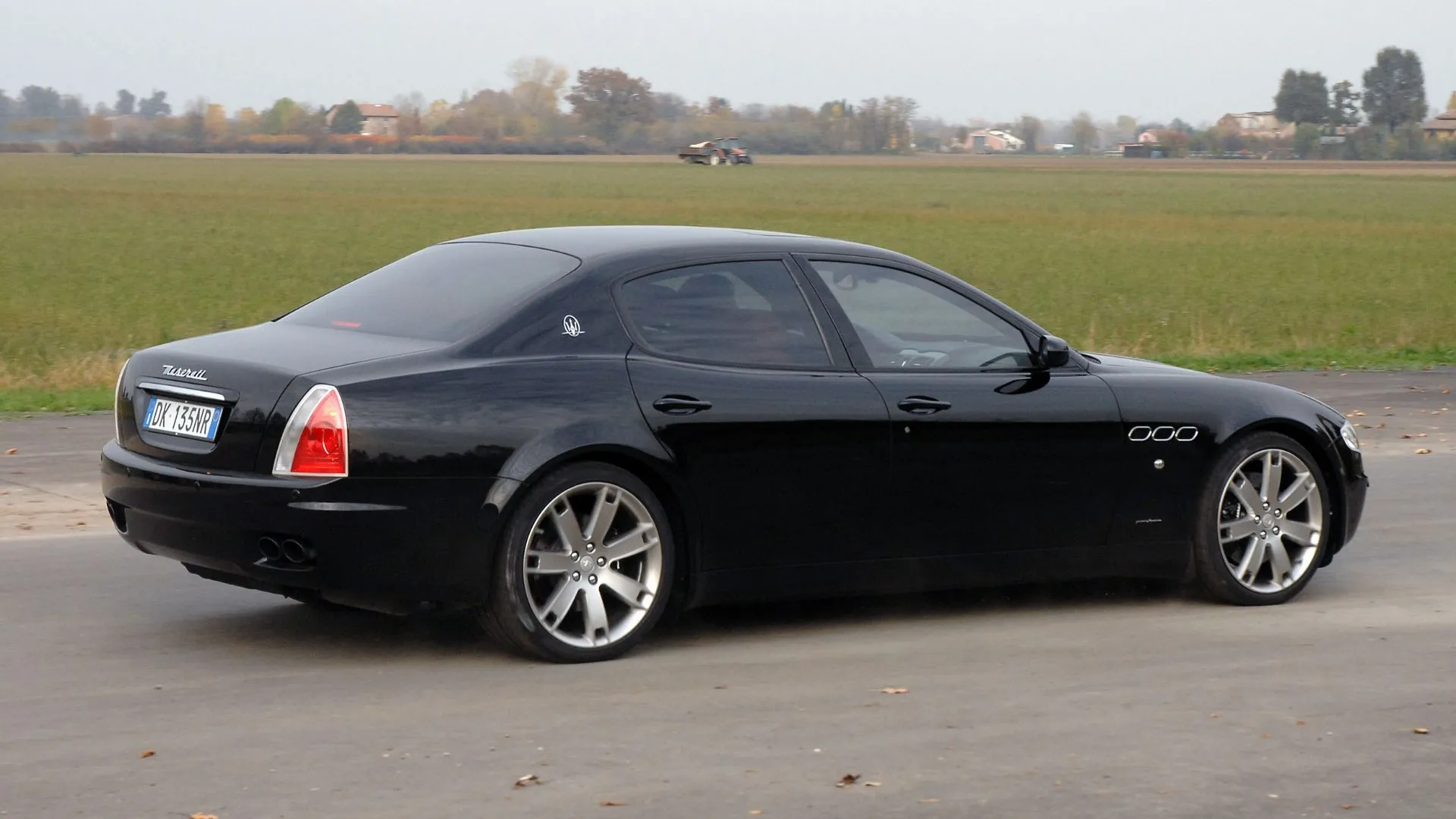 Maserati Quattroporte đuôi 3/4 màu đen, minh họa xe đã qua sử dụng có thể mua với giá thấp.