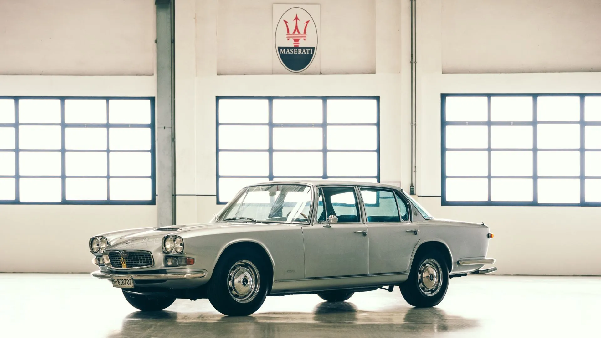 Maserati Quattroporte I 1963 nhìn 3/4 phía trước màu bạc, biểu tượng lịch sử của dòng Quattroporte.