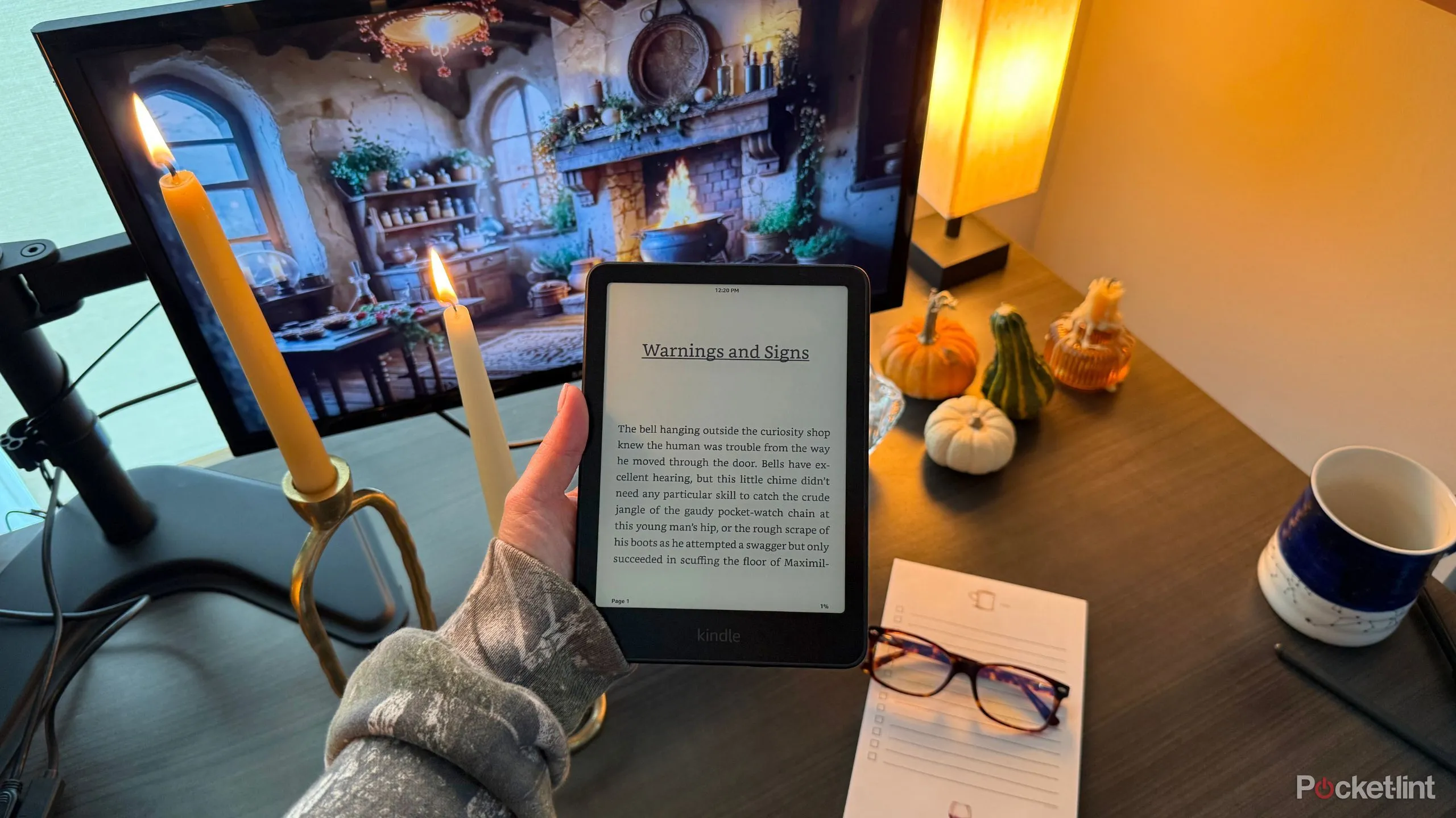 Máy Kindle Paperwhite cùng sách điện tử trên màn hình, biểu tượng cho việc chọn lọc thể loại và tải sách miễn phí