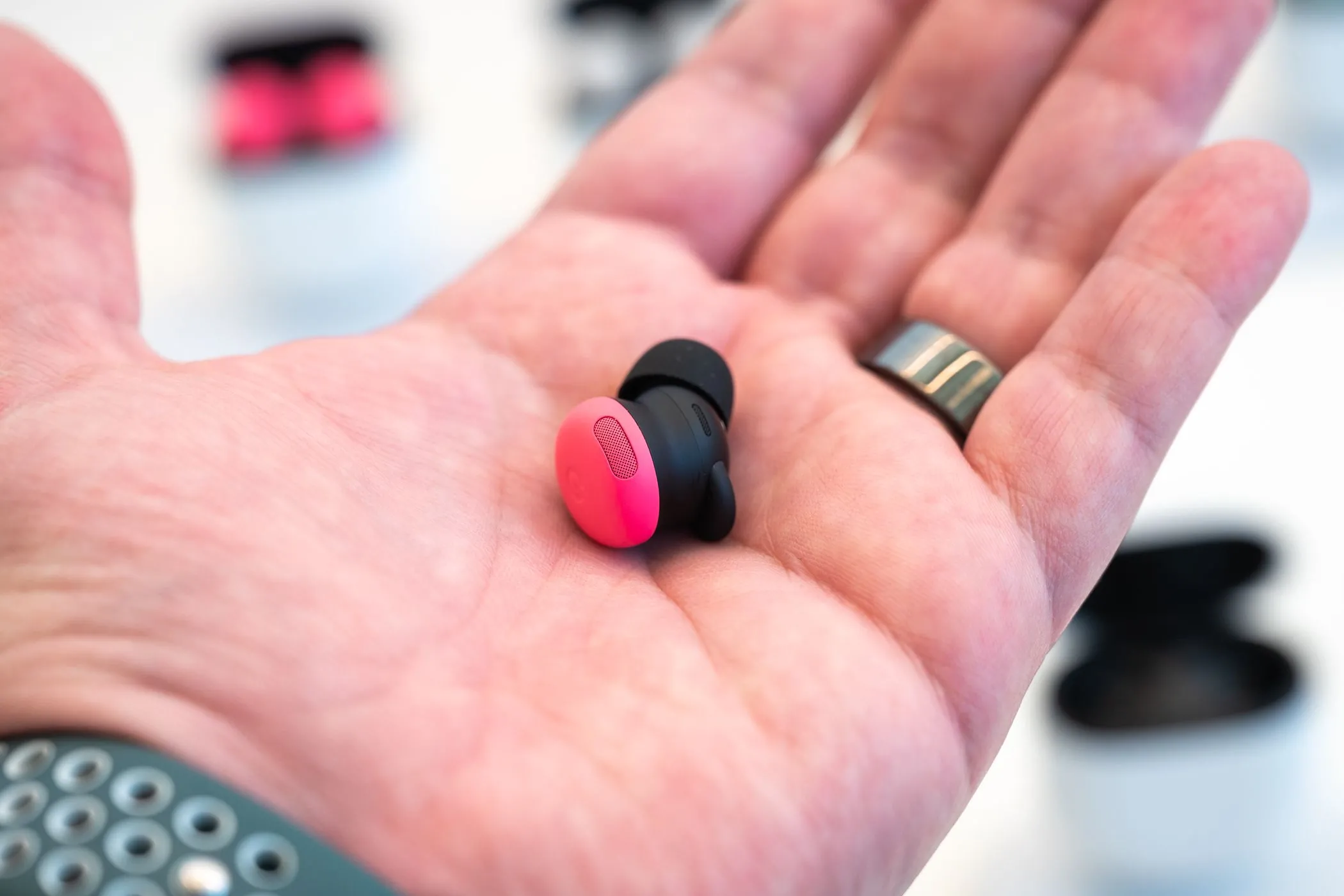 Người cầm Pixel Buds Pro 2 màu Peony: thay thế phụ kiện dễ dàng qua Google Store
