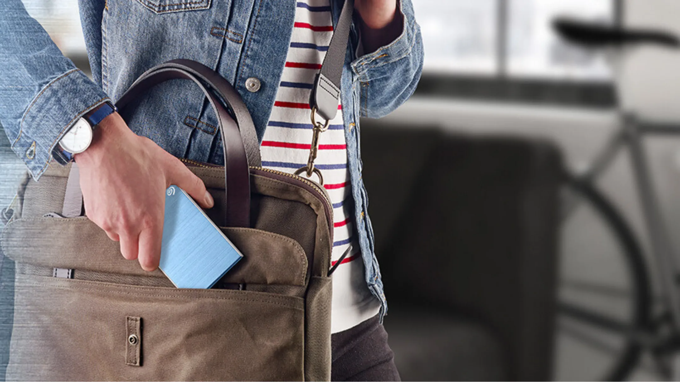Người cầm Seagate Backup Plus Slim 2TB, minh họa kích thước bỏ túi và tính di động